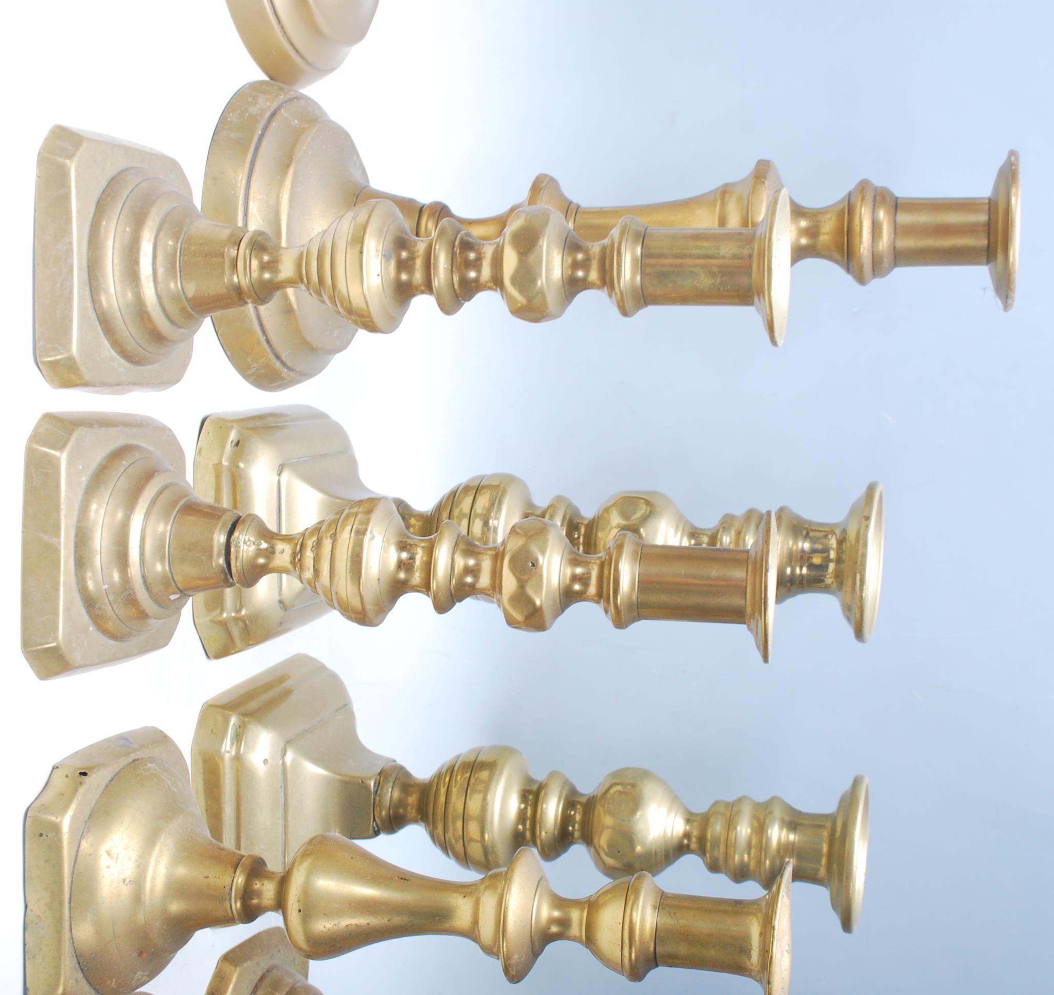 An early 20th / late 19th Century set of six tabletop brass candlesticks being raised on a squared - Bild 7 aus 12