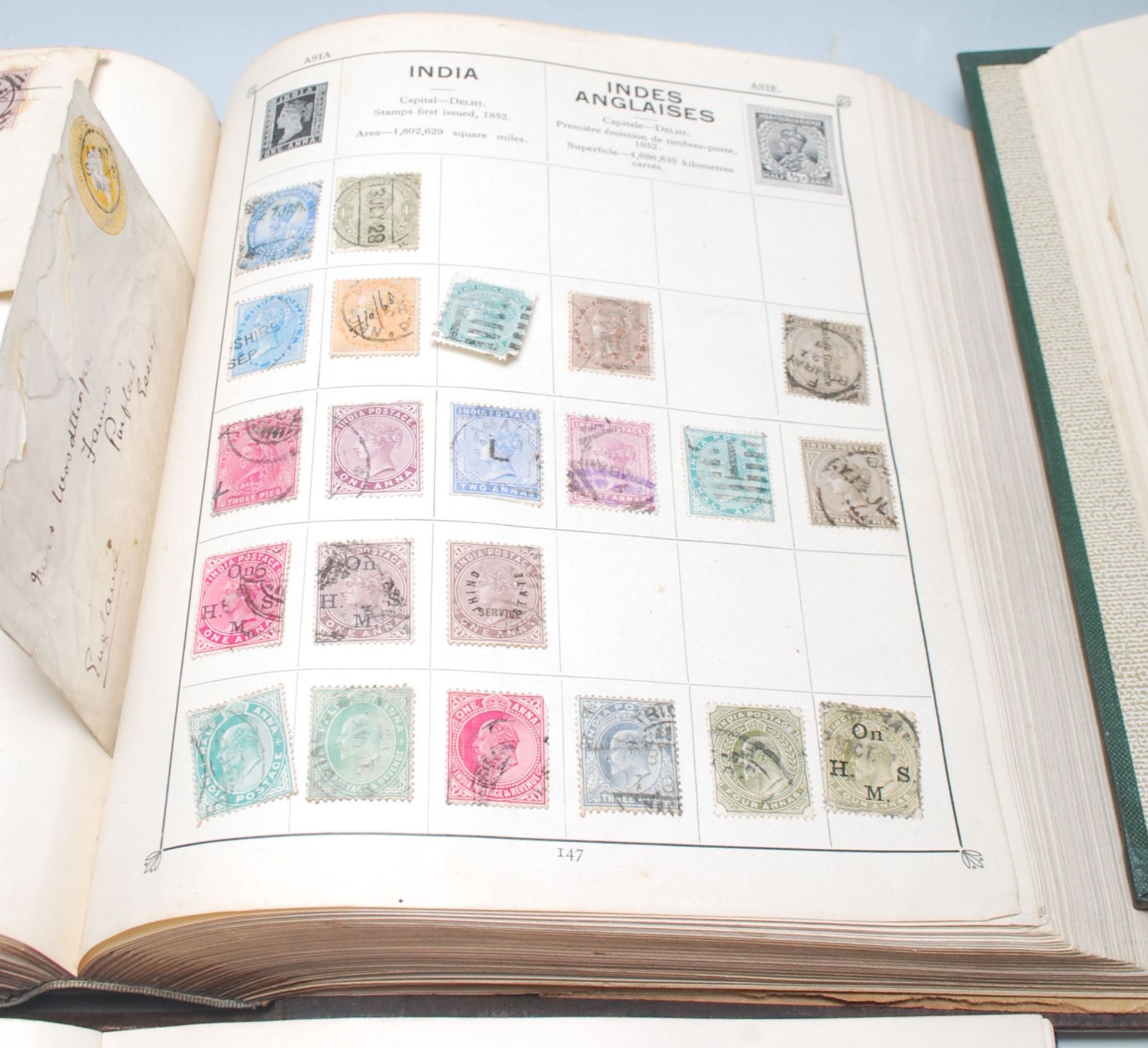 A collection of world stamps across multiple albums to include Great British stamps dating from - Bild 7 aus 7