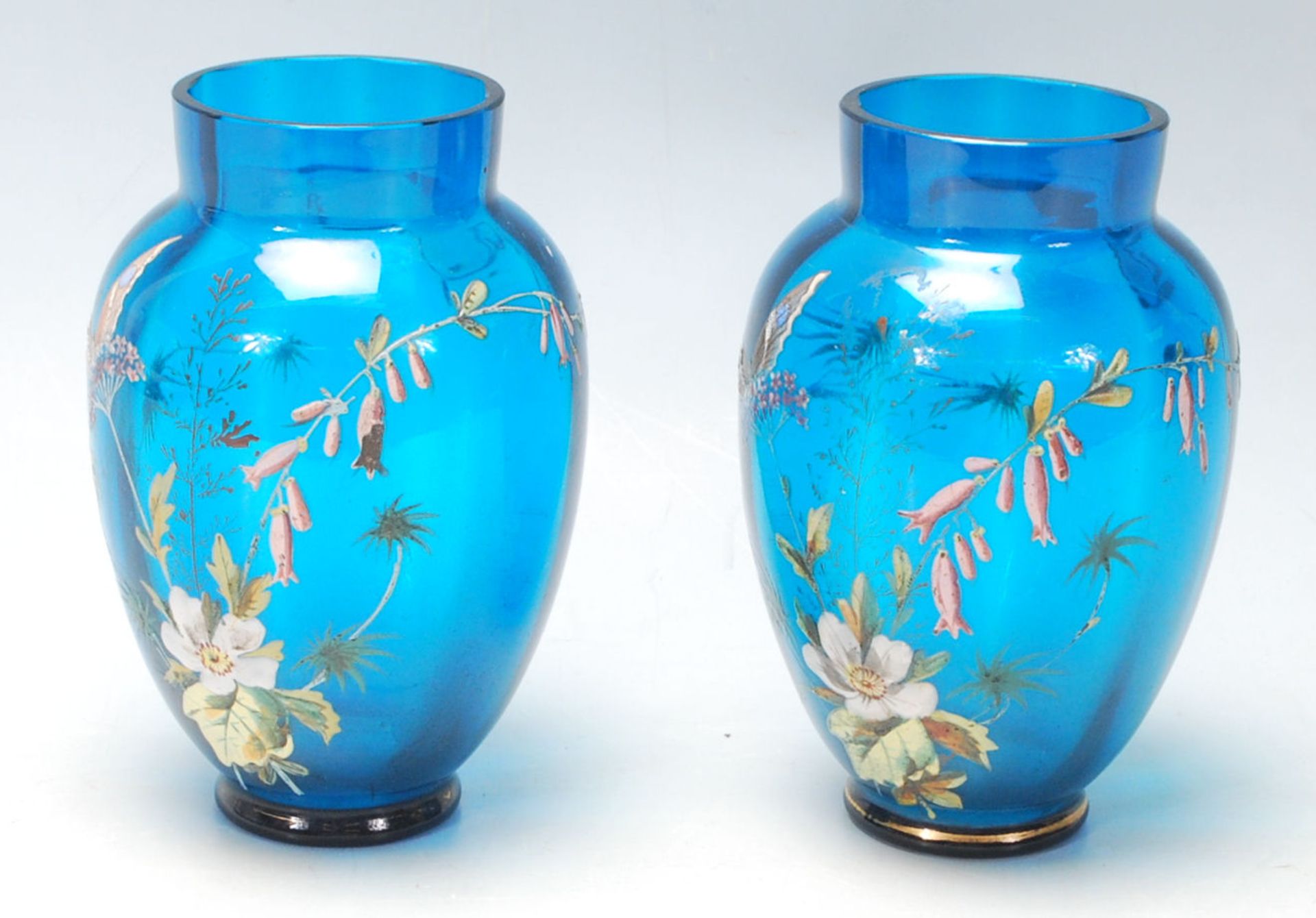 A pair of 19th Century Victorian Aesthetic Movement hand painted blue glass vases having a ribbed - Bild 3 aus 5