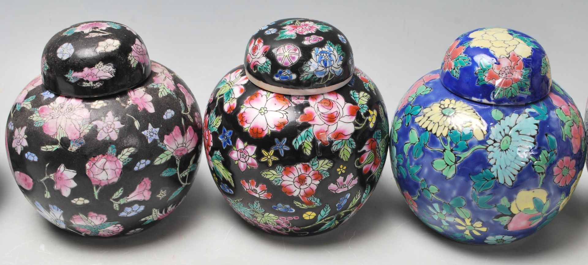 A collection of twelve 20th Century Chinese ginger jars all having hand enamelled floral sprays - Bild 6 aus 7