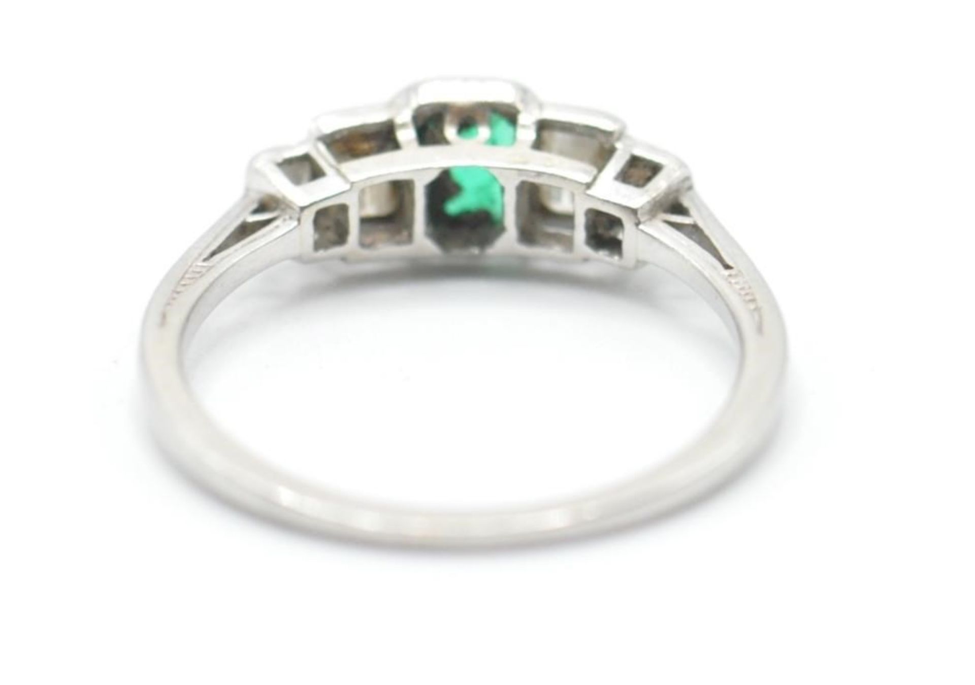 A platinum, emerald and diamonds ring having a central rectangular cut emerald flanked by four - Bild 4 aus 5