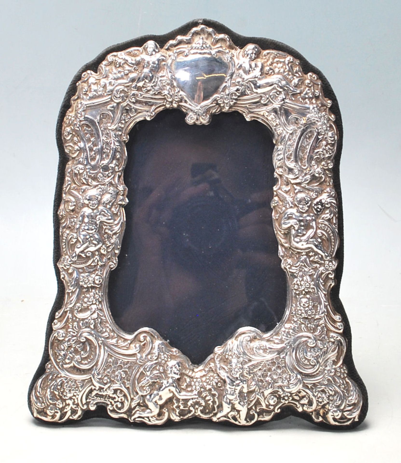A contemporary hallmarked sterling silver picture frame with ornate decoration featuring a heart - Bild 2 aus 4