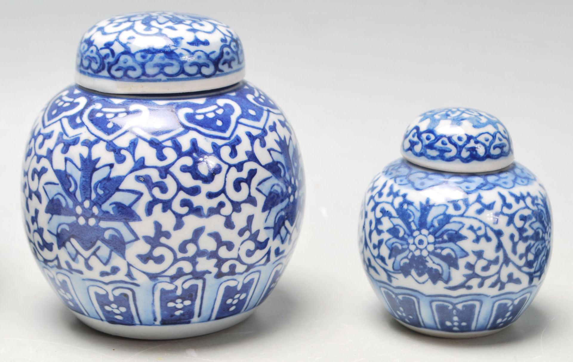A group of five graduating 20th Century Chinese blue and white ginger jars all being transfer - Bild 3 aus 8