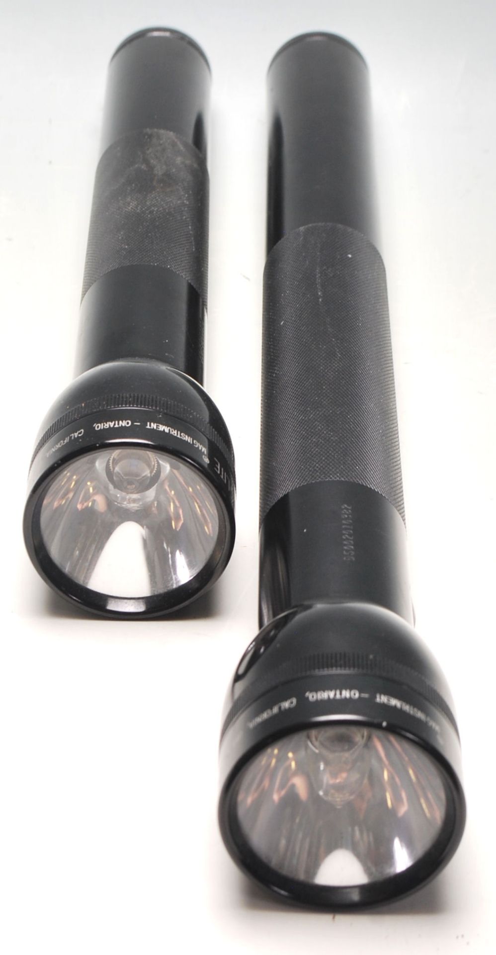 A large vintage six battery Mag-Lite torch with another smaller Mag - Lite torch together with for - Bild 4 aus 4