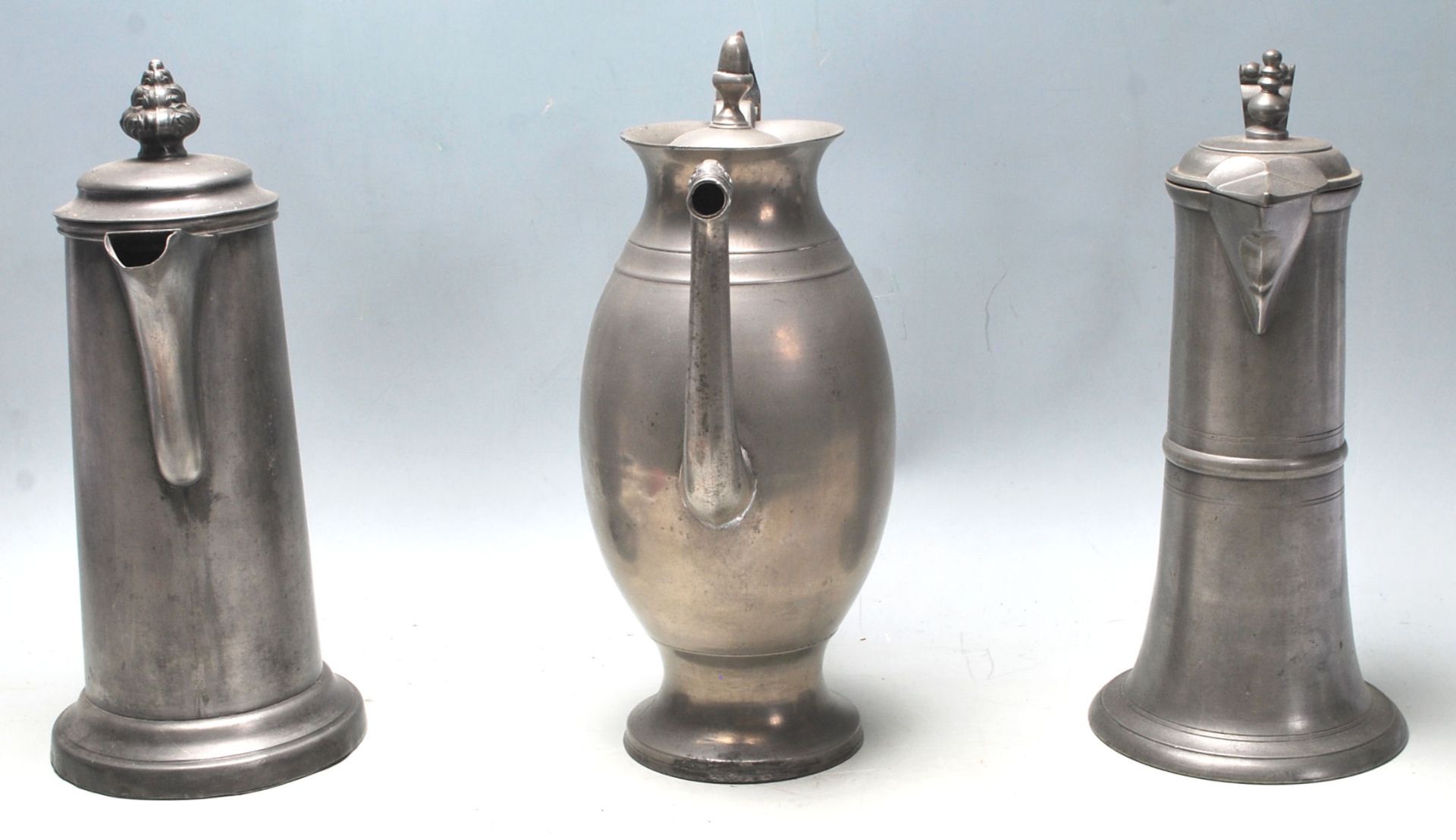 A group of three 19th century pewter jugs having hinged lid with spouted decoration atop. - Bild 2 aus 5