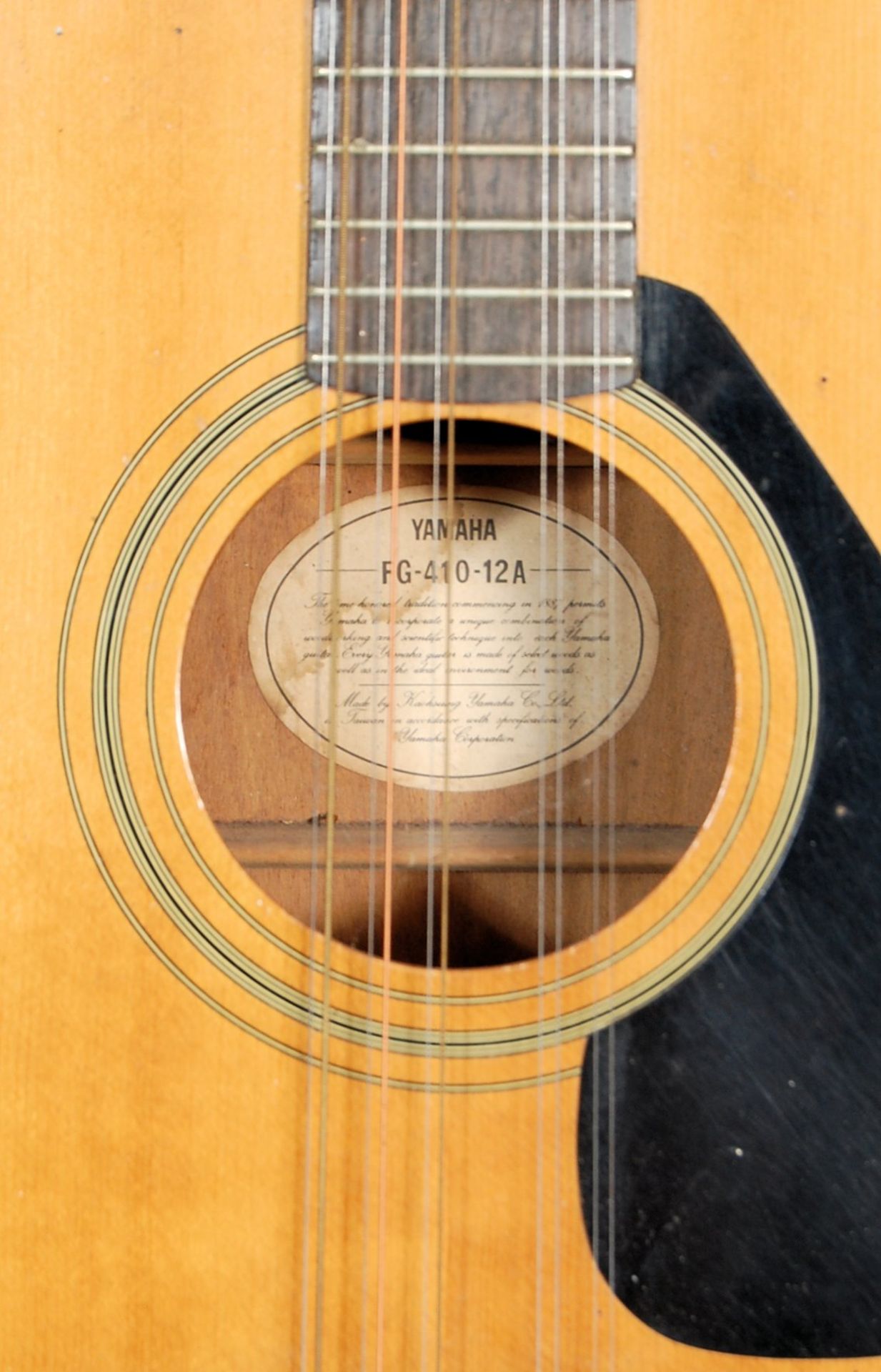 A vintage Yamaha FG 410 12A twelve string acoustic guitar instrument having the Yamaha stamp to - Bild 4 aus 5