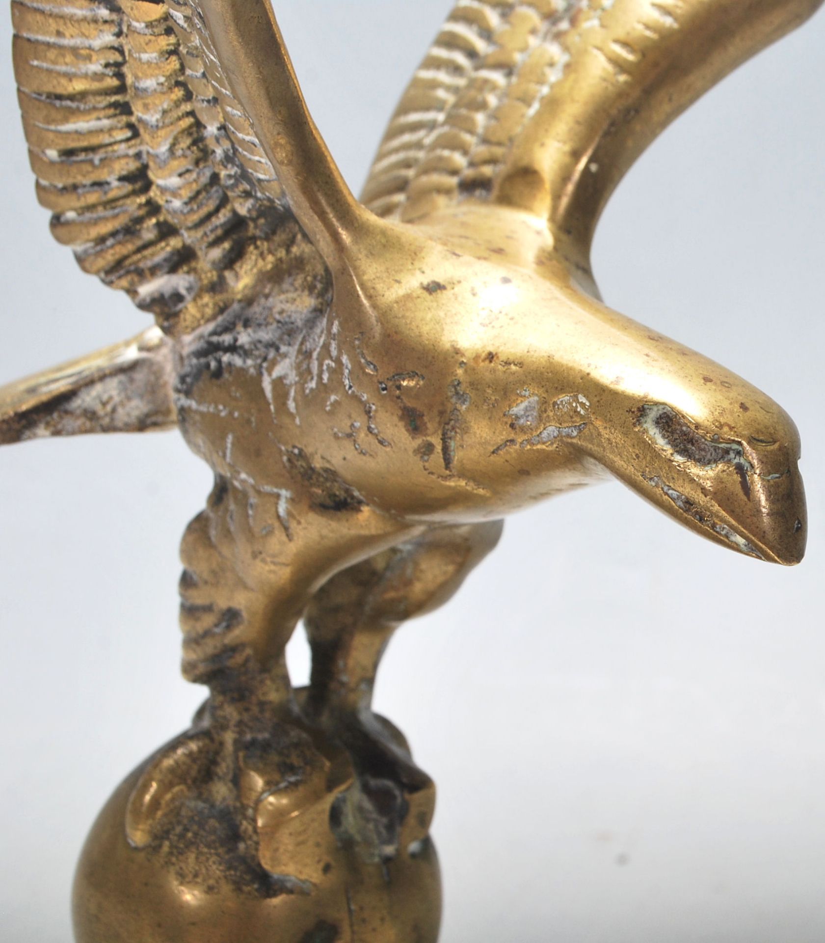 A 20th Century cast brass decorative ornament in the form of an eagle having spread wings raised - Bild 6 aus 8