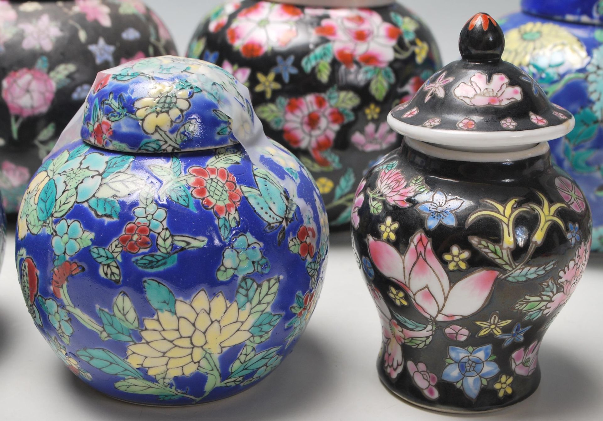 A collection of twelve 20th Century Chinese ginger jars all having hand enamelled floral sprays - Bild 4 aus 7