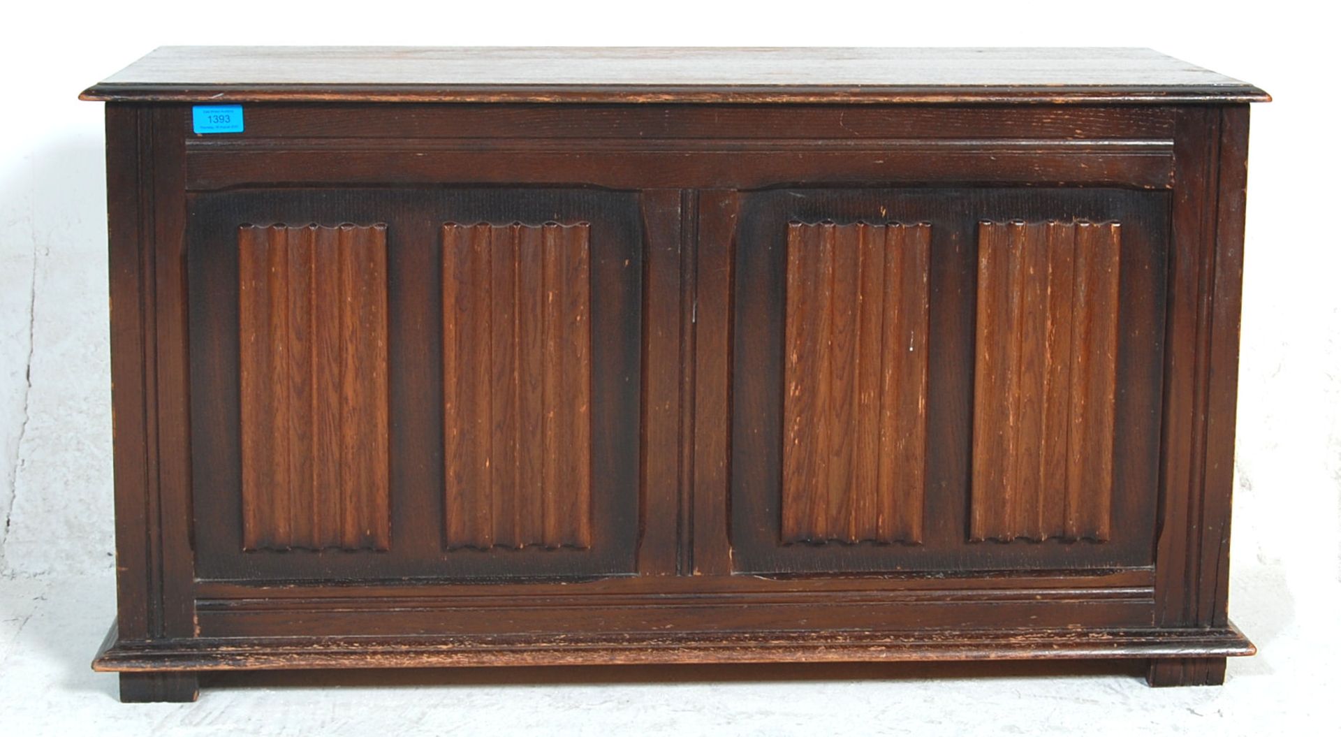 A mid century Jacobean revival oak blanket box/chest with hinged top over panelled sides with carved - Bild 2 aus 5