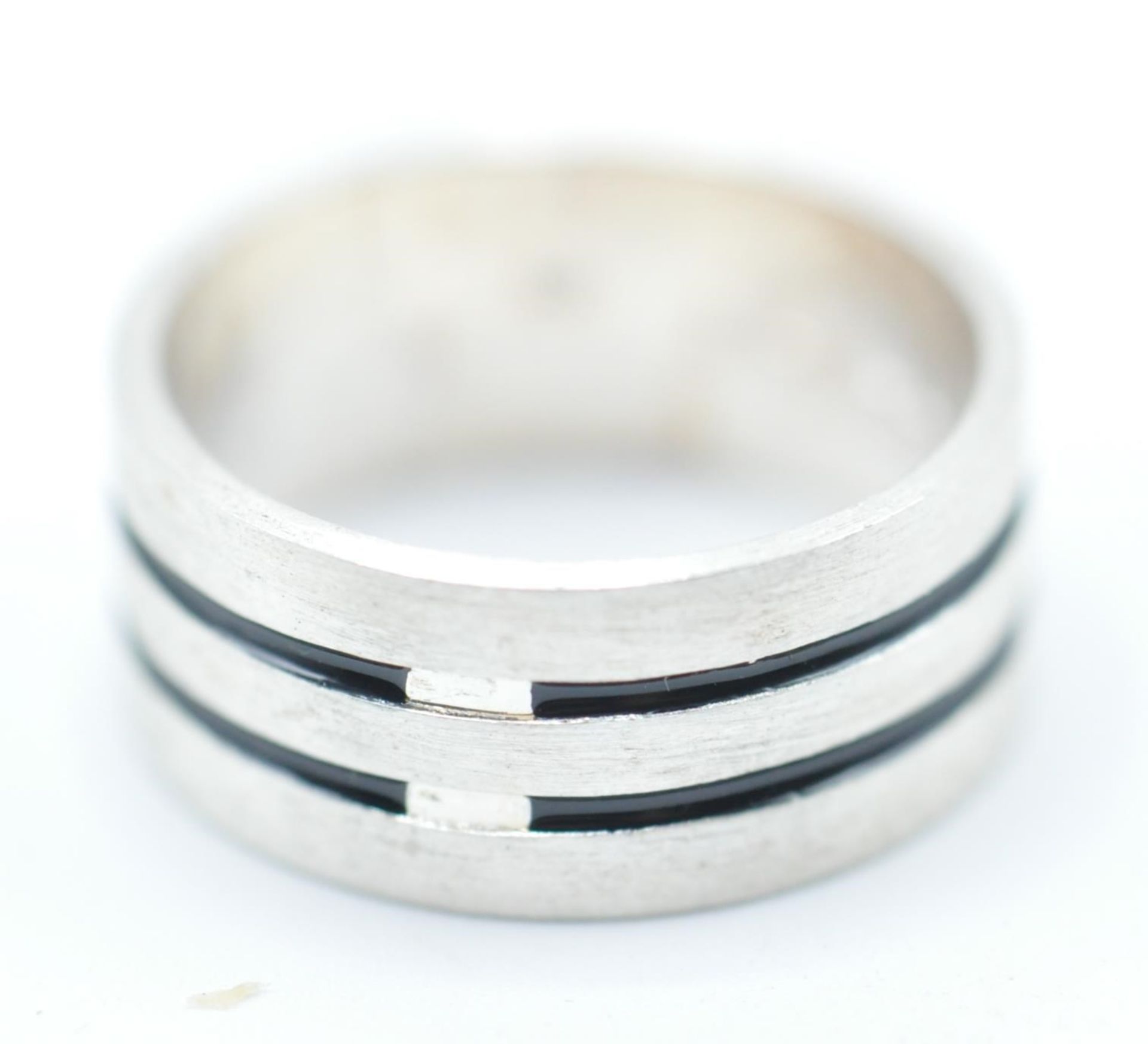 A collection of five gentleman's silver rings to include a celtic knot style ring, a large - Bild 4 aus 9
