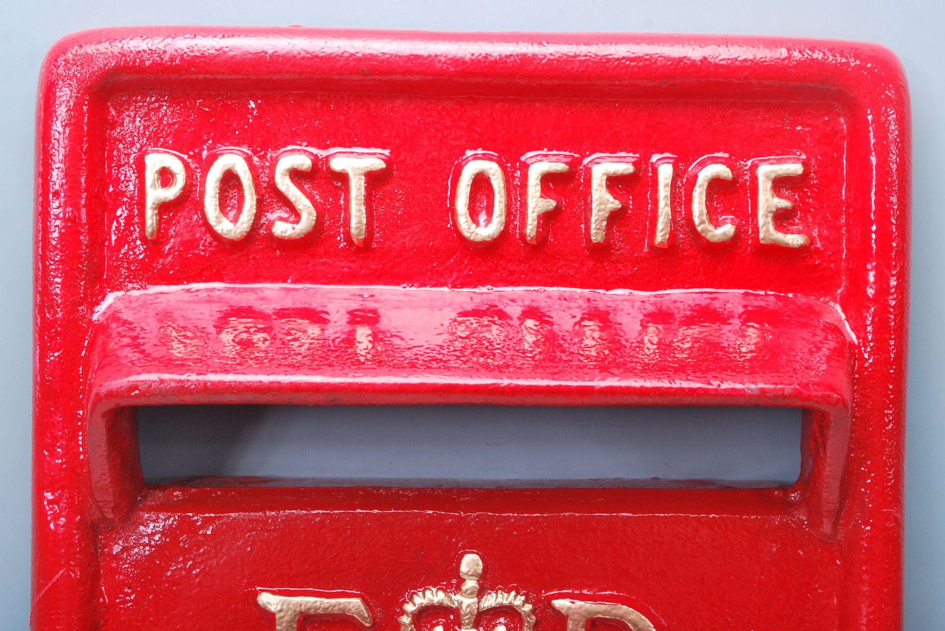 A vintage 20th Century replica Royal Mail post office / post box front panel in post box red - Bild 2 aus 6