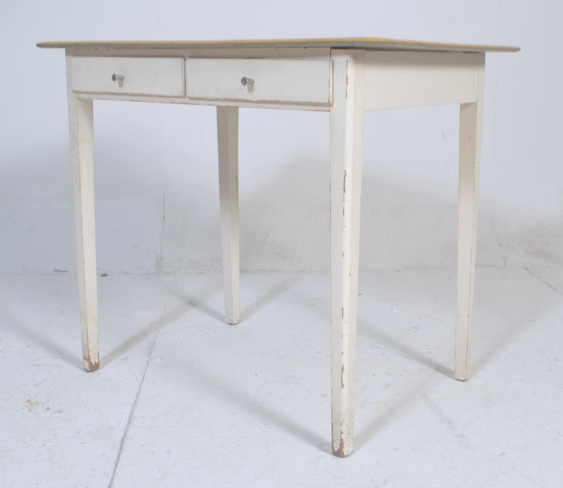 A retro vintage 20th century white farmhouse style writing table.desk. The table having twin drawers - Bild 4 aus 5