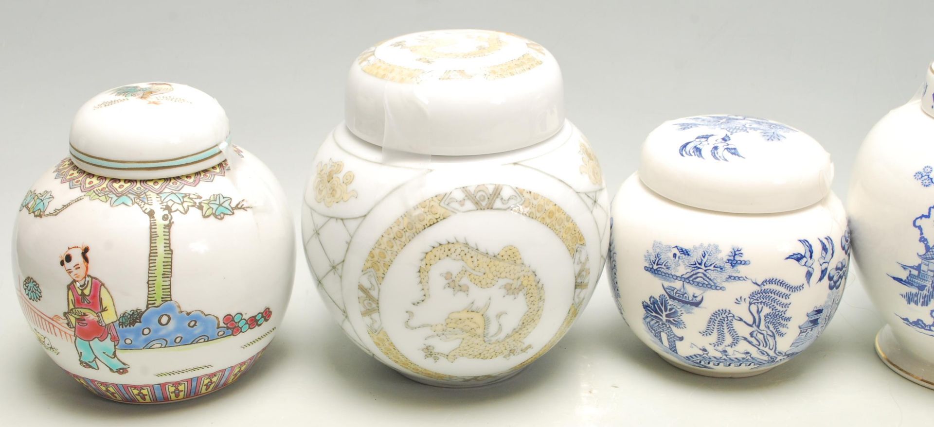 A collection of fifteen 20th Century Chinese blue and white printed ginger jars to include a good - Bild 7 aus 14