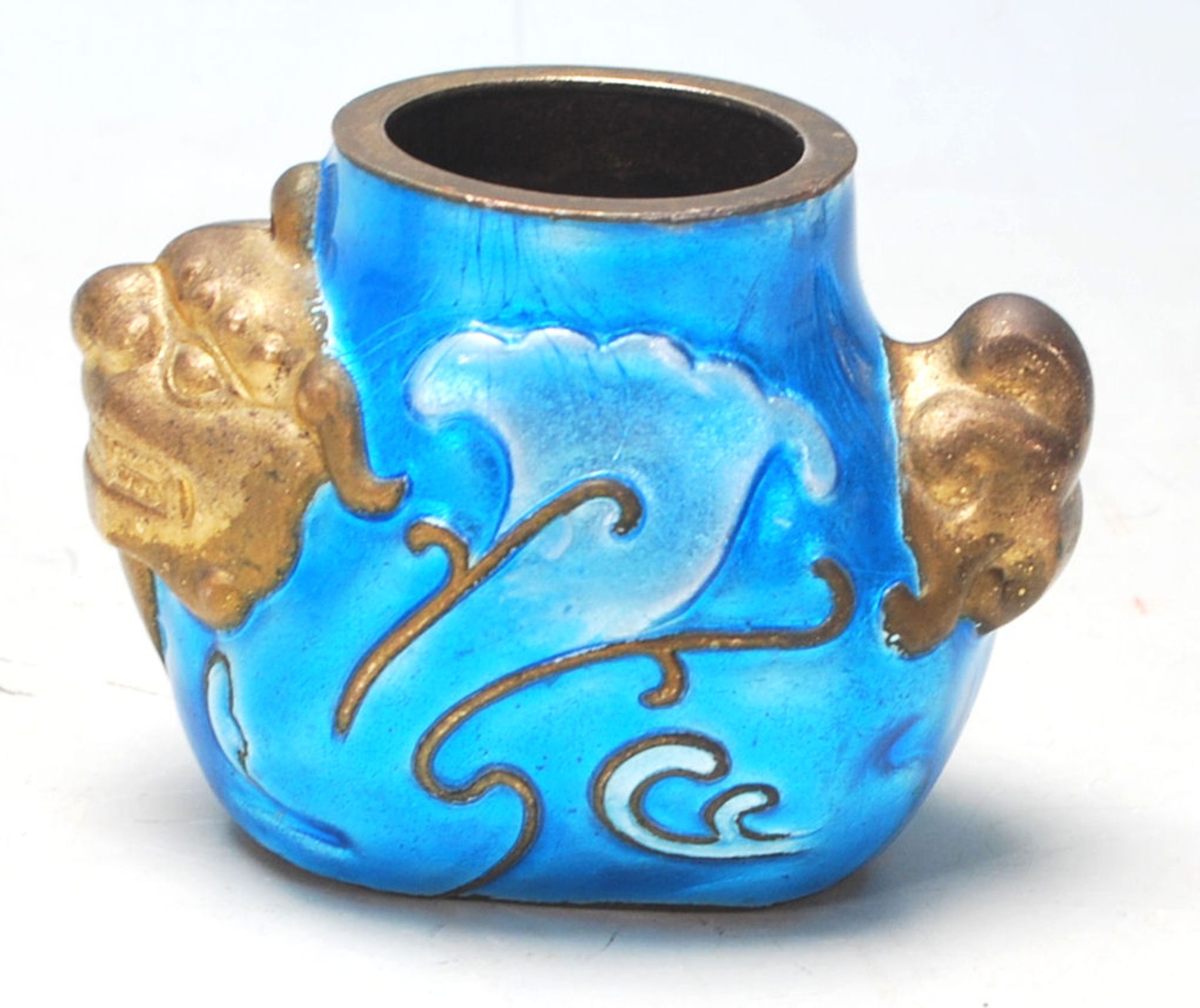 A 20th Century hand painted Chinese brass Ink well in the form of a Fu dogs  in gilt with cobalt - Bild 4 aus 6