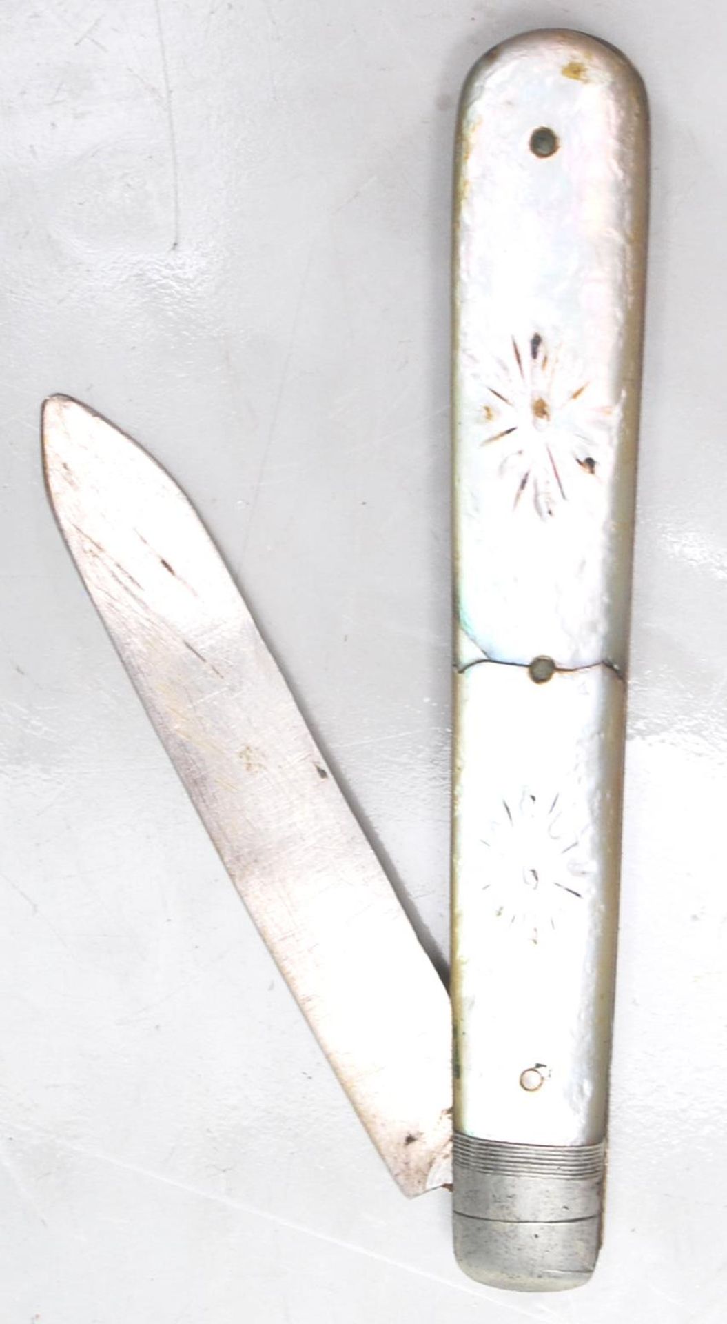 A pair of silver and mother of pearl penknife with mother of pearl handles and silver hallmarked - Bild 2 aus 7