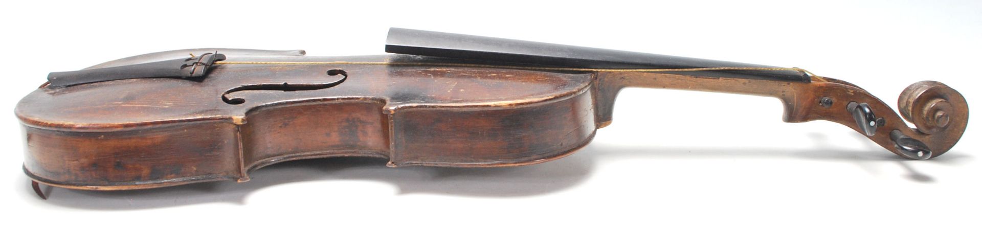 A 19th Century Victorian dark wood violin having  a hollow body with S shaped sound holes and - Bild 5 aus 7
