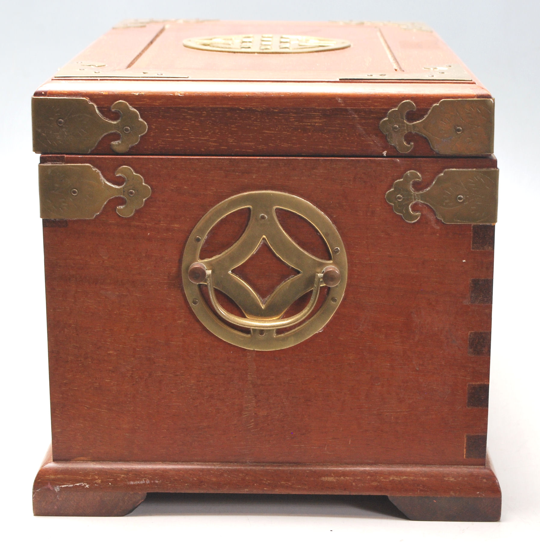 A vintage 20th Century Chinese wooden jewellery compartment box having a hinge lid to the top with - Image 3 of 6