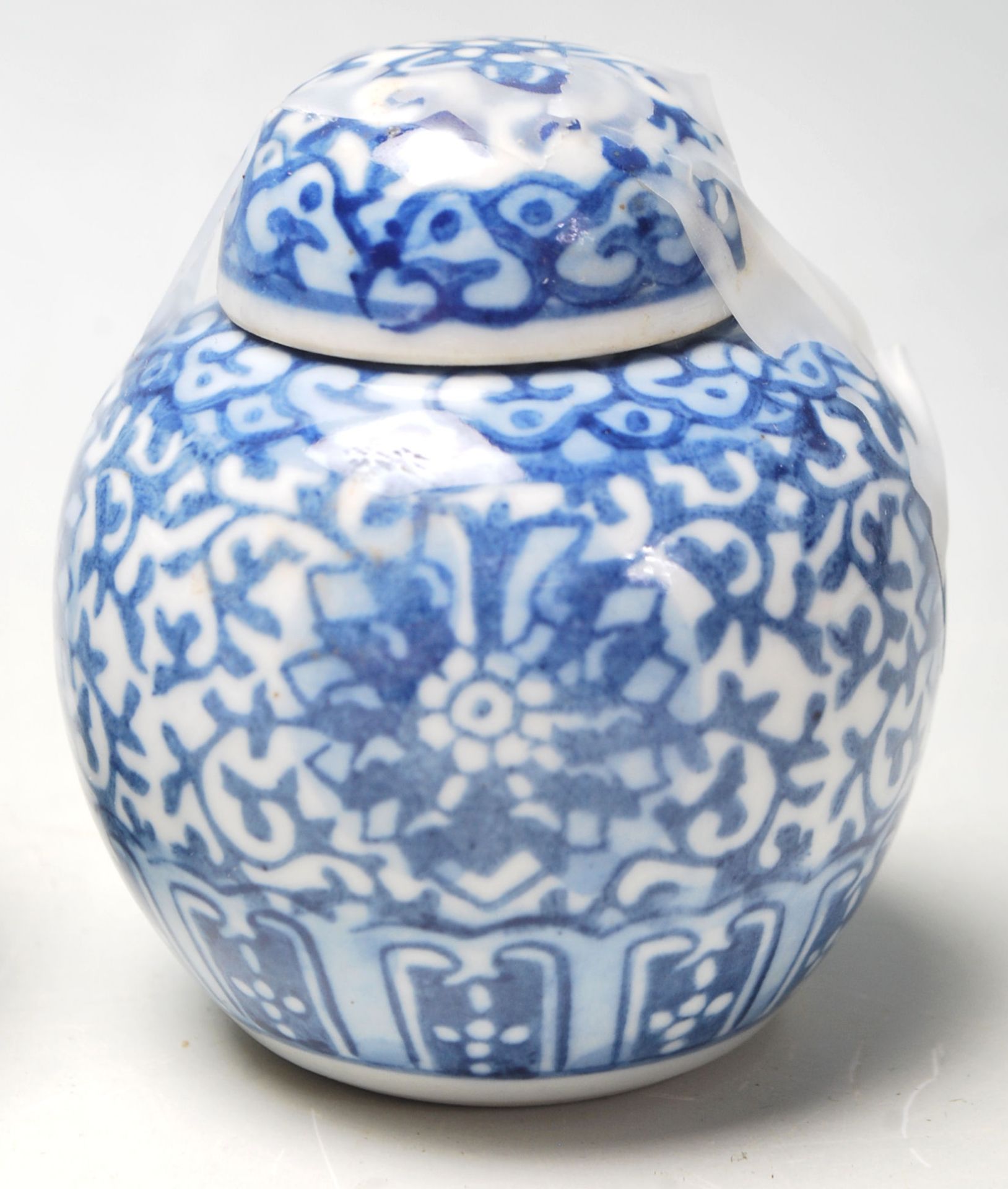 A group of five graduating 20th Century Chinese blue and white ginger jars all being transfer - Bild 4 aus 8