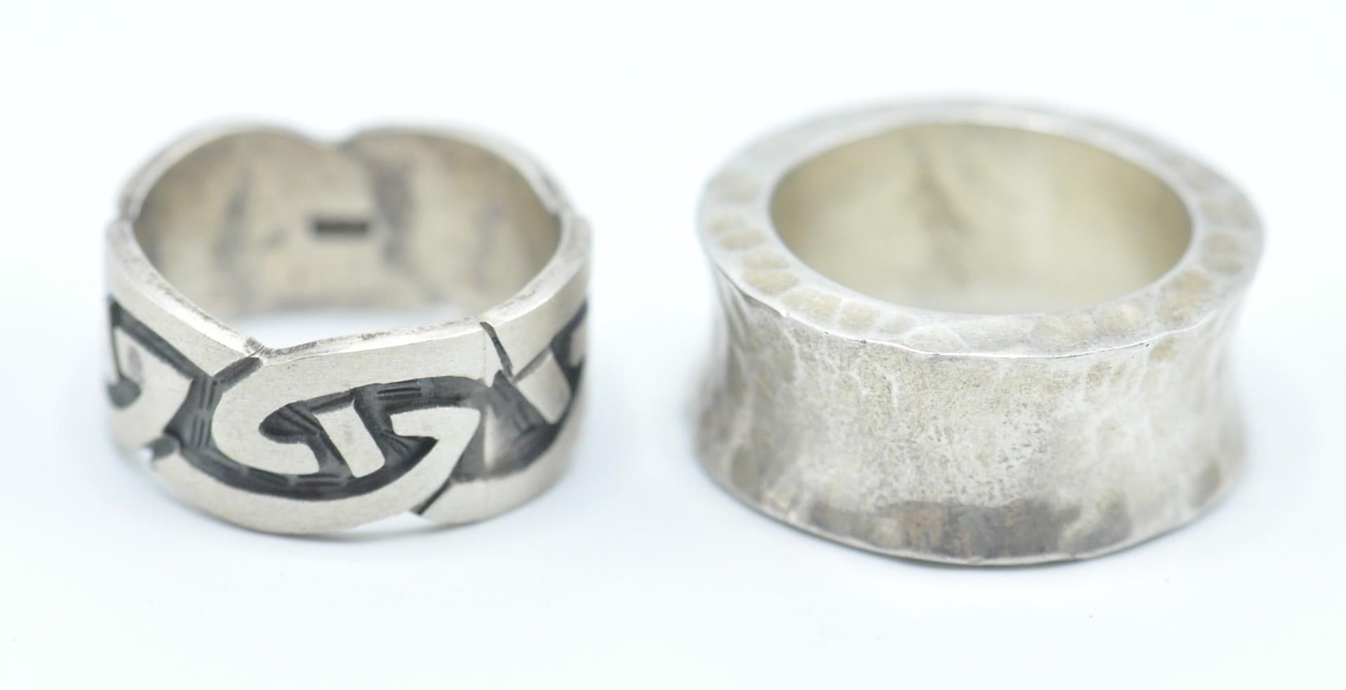 A collection of five gentleman's silver rings to include a celtic knot style ring, a large - Bild 6 aus 9