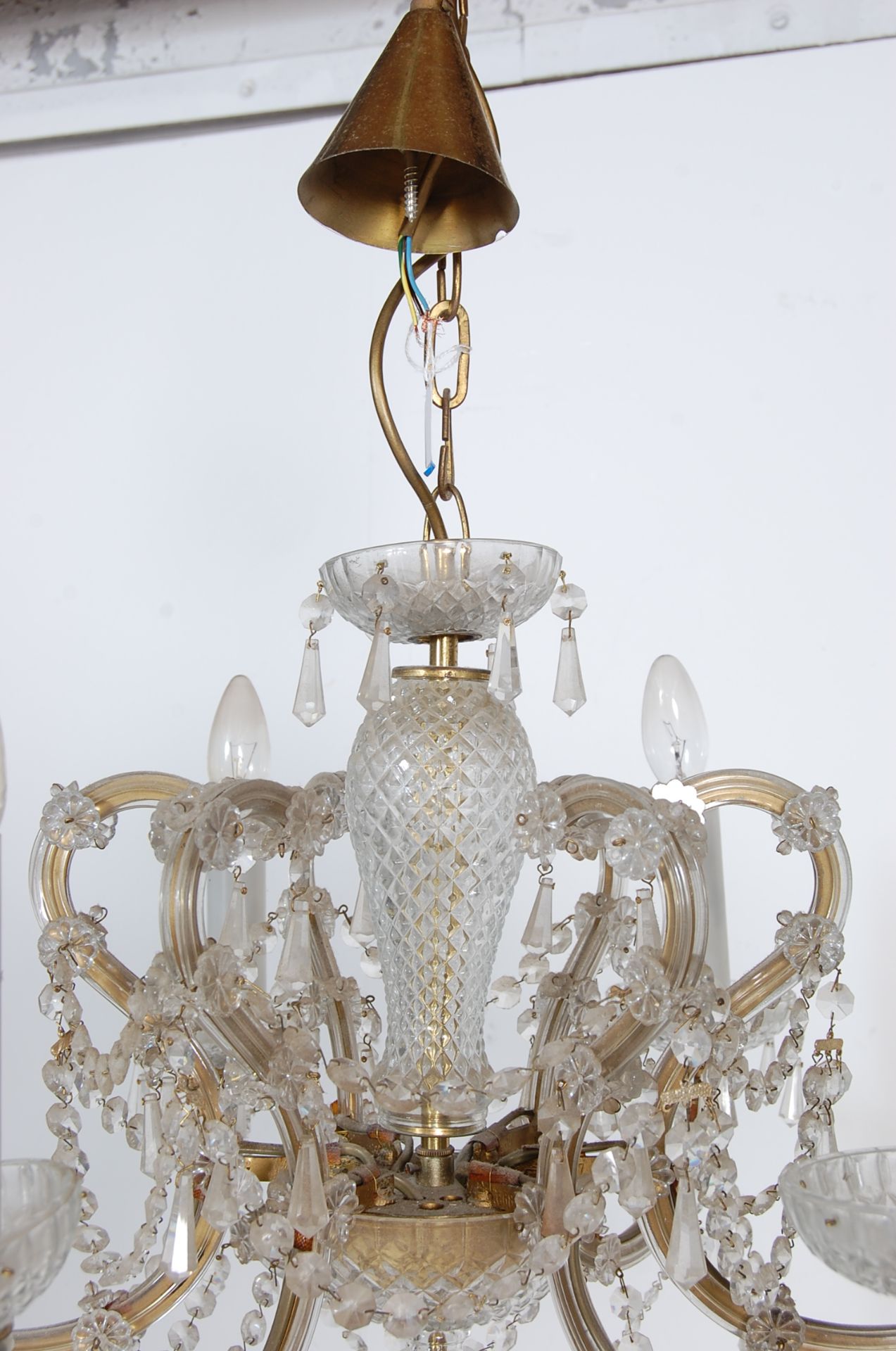 A 20th Century Italian cut glass ceiling chandelier having six branch arms with faux electric - Bild 4 aus 4