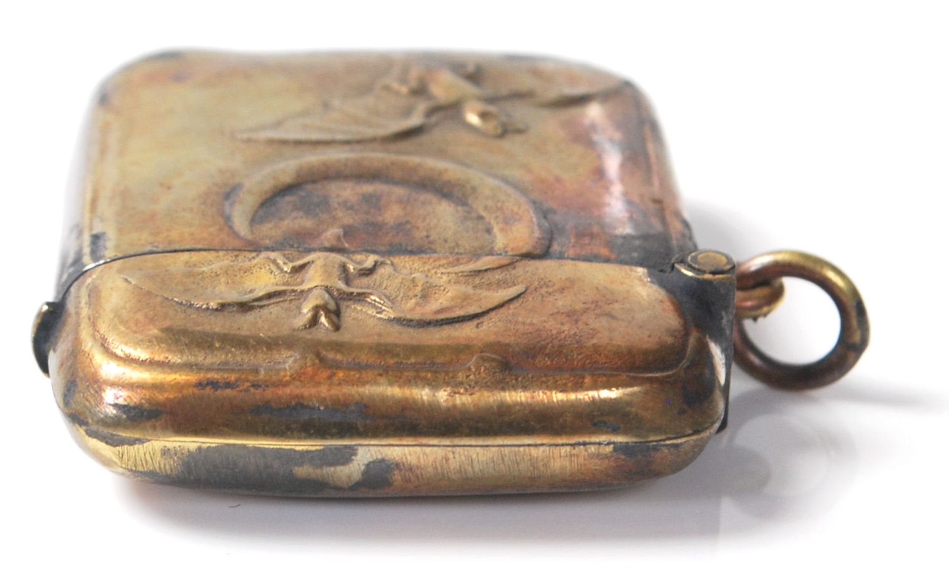 A vintage 20th Century brass vesta case decorated with a crescent moon and bats in flight. Striker - Bild 3 aus 6