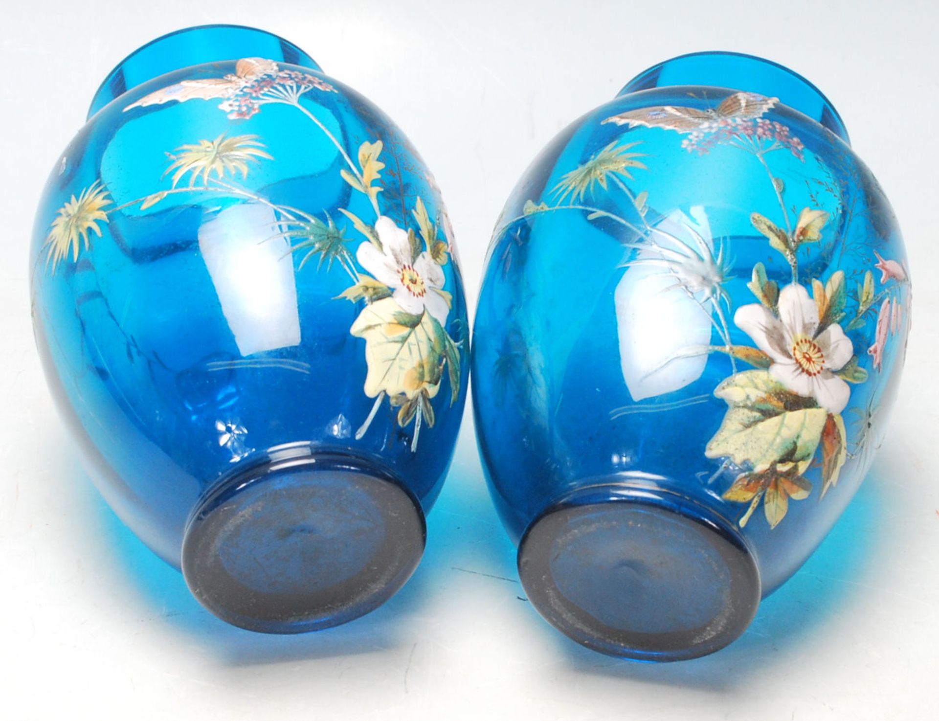 A pair of 19th Century Victorian Aesthetic Movement hand painted blue glass vases having a ribbed - Bild 5 aus 5