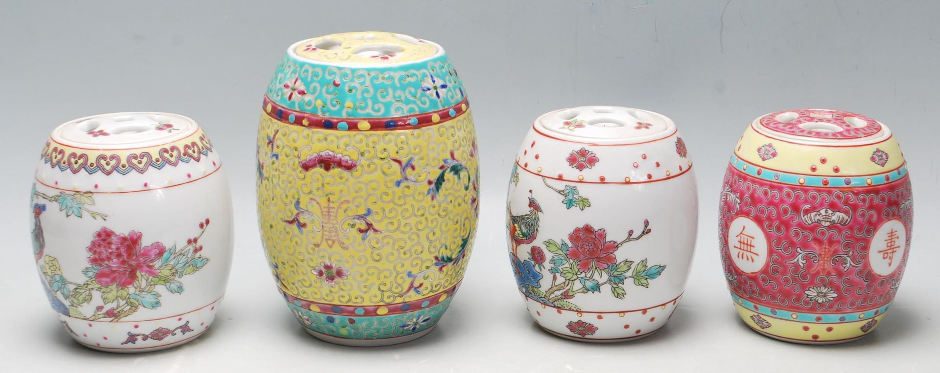 A group of four 20th Century Chinese storage jars of barrel form to include a red enamelled jar with - Bild 4 aus 8