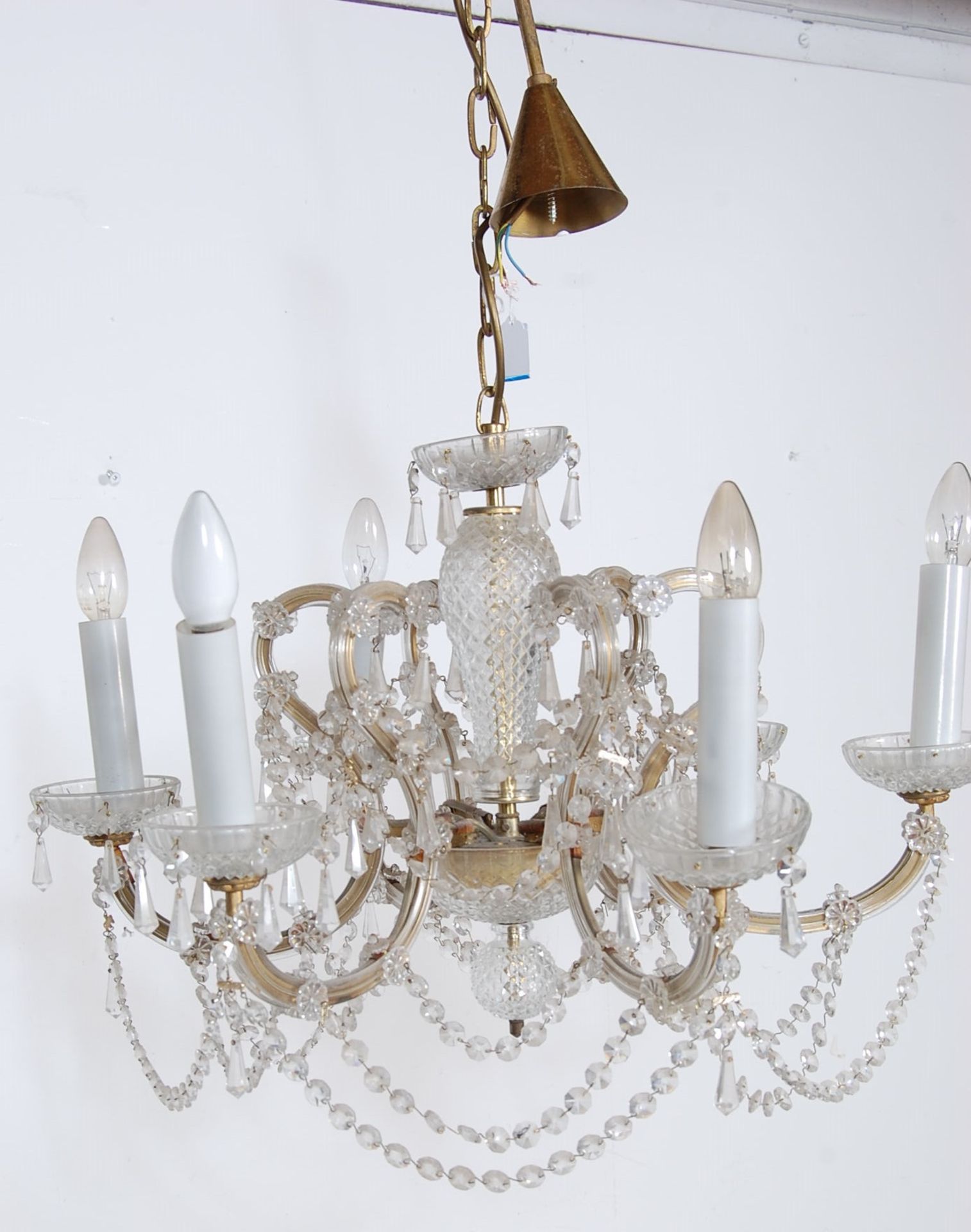 A 20th Century Italian cut glass ceiling chandelier having six branch arms with faux electric - Bild 3 aus 4