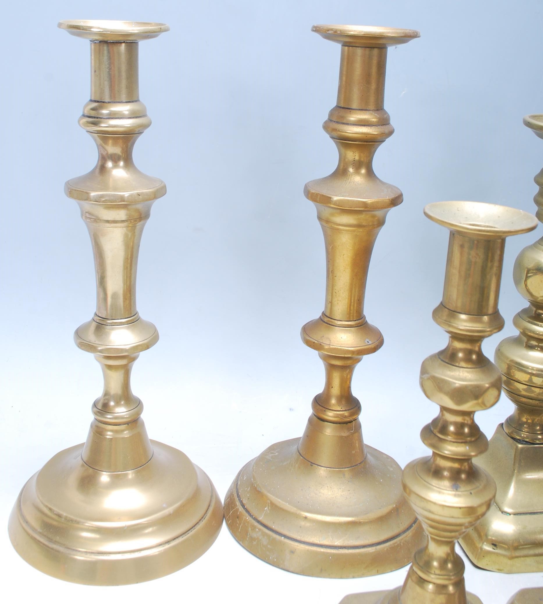 An early 20th / late 19th Century set of six tabletop brass candlesticks being raised on a squared - Bild 4 aus 12