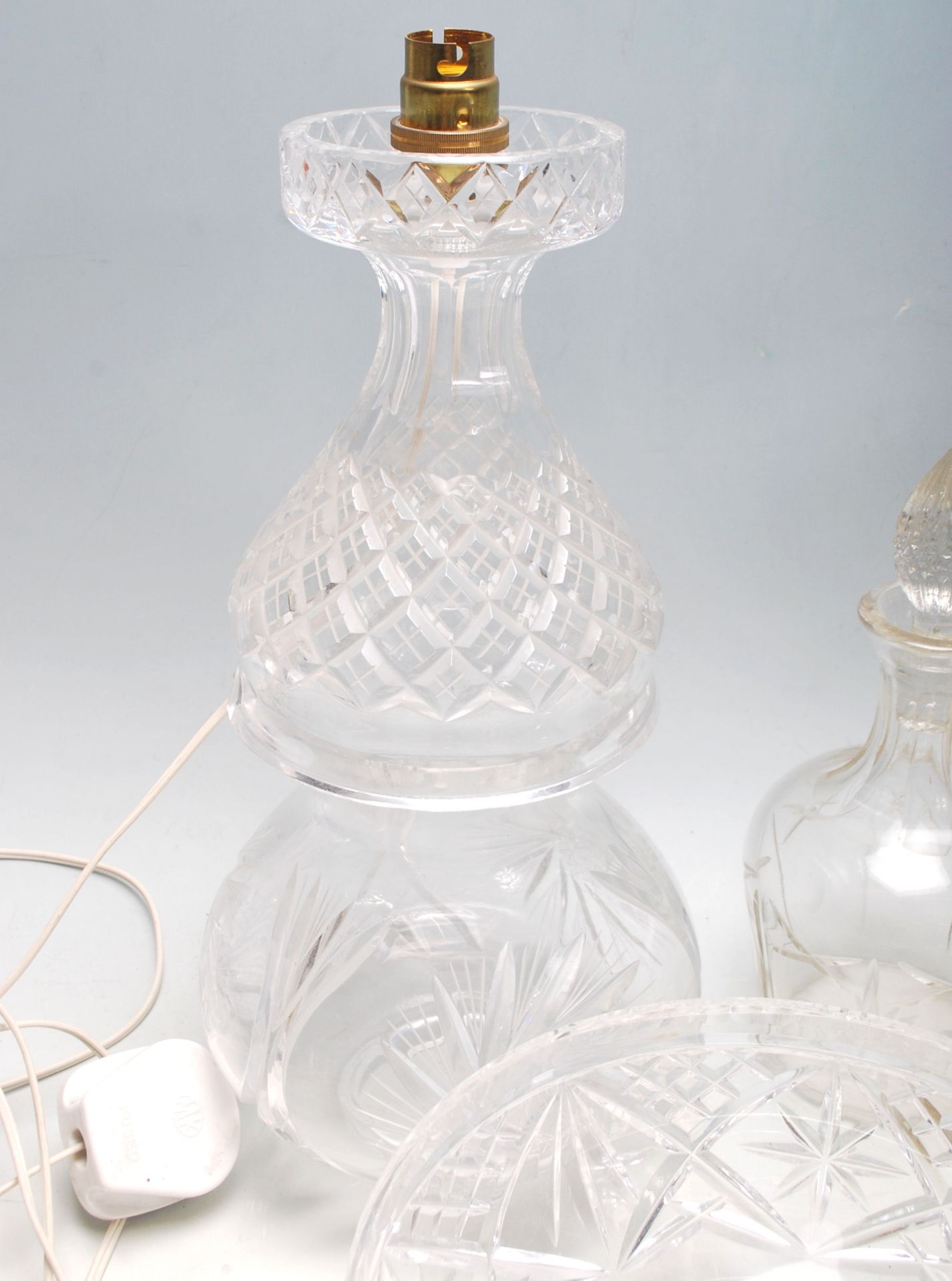 A collection of 20th Century cut glass items to include two large cut glass centrepiece bowls, - Bild 2 aus 6