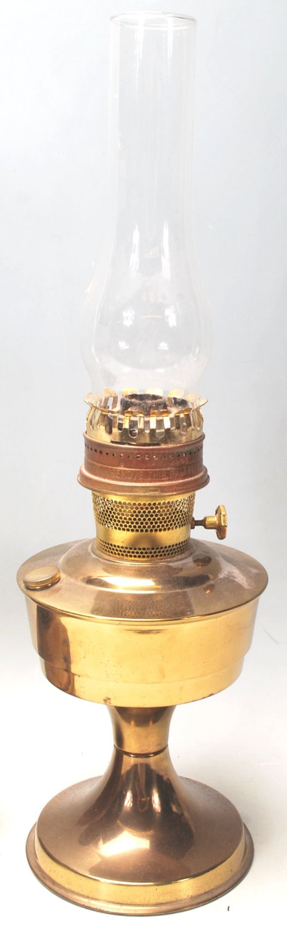 A pair of early 20th century brass oil lamps, one set on a circular base, both complete with glass - Bild 3 aus 9