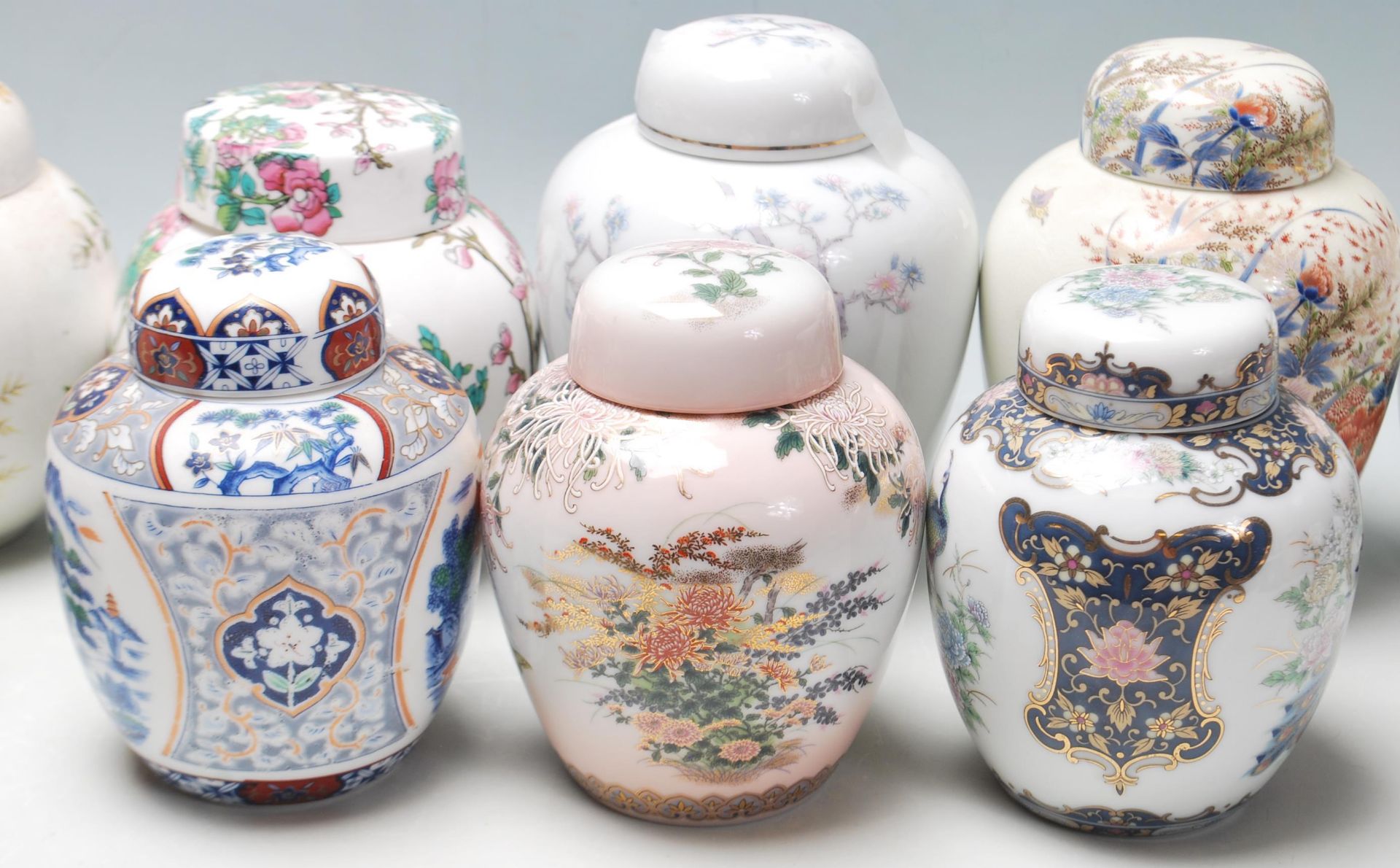 A collection of 20th Century Chinese ginger jars to include various different styles including a - Bild 4 aus 7