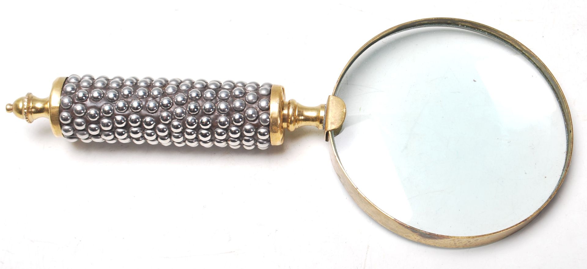 An Edwardian early 20th century magnifying glass having a white metal pebble decoration to the - Bild 5 aus 5