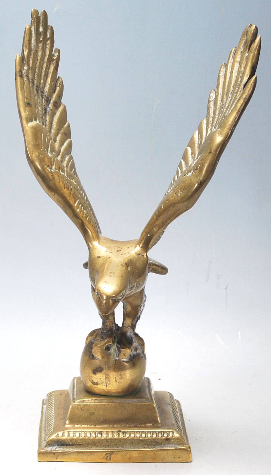 A 20th Century cast brass decorative ornament in the form of an eagle having spread wings raised - Bild 2 aus 8