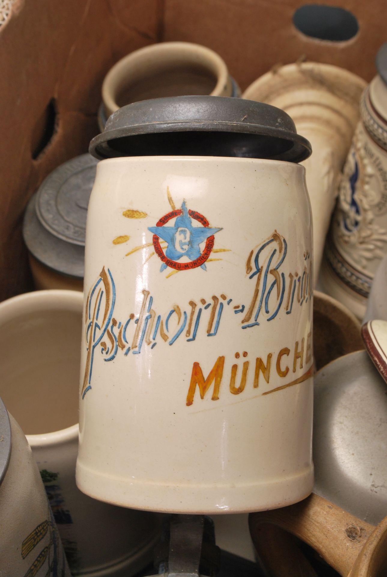 A large collection of German blue and grey stoneware jugs and beer steins, some having pewter - Bild 10 aus 10