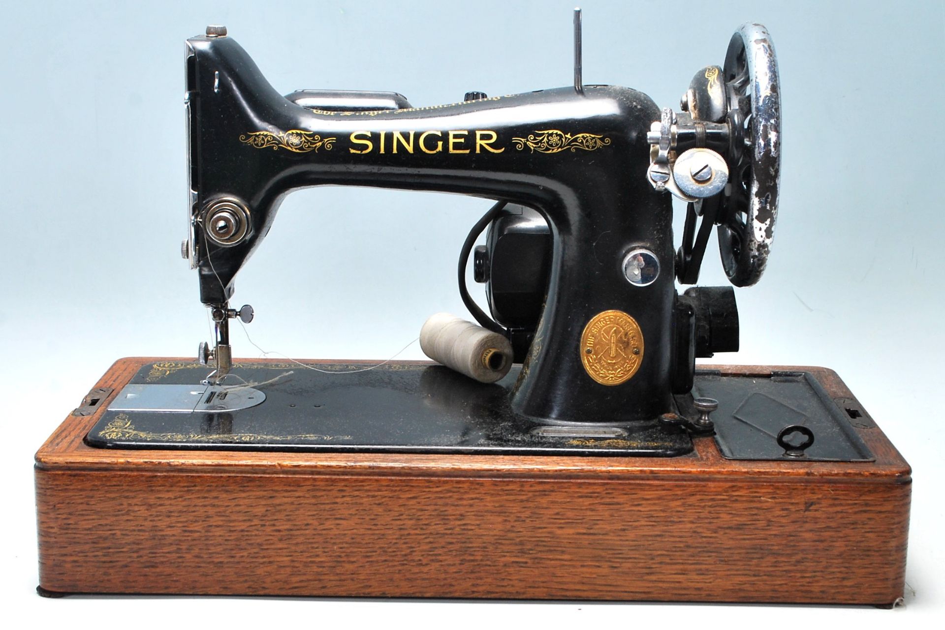 A vintage mid 20th Century Singer electric tabletop sewing machine having black body with gold - Bild 4 aus 12