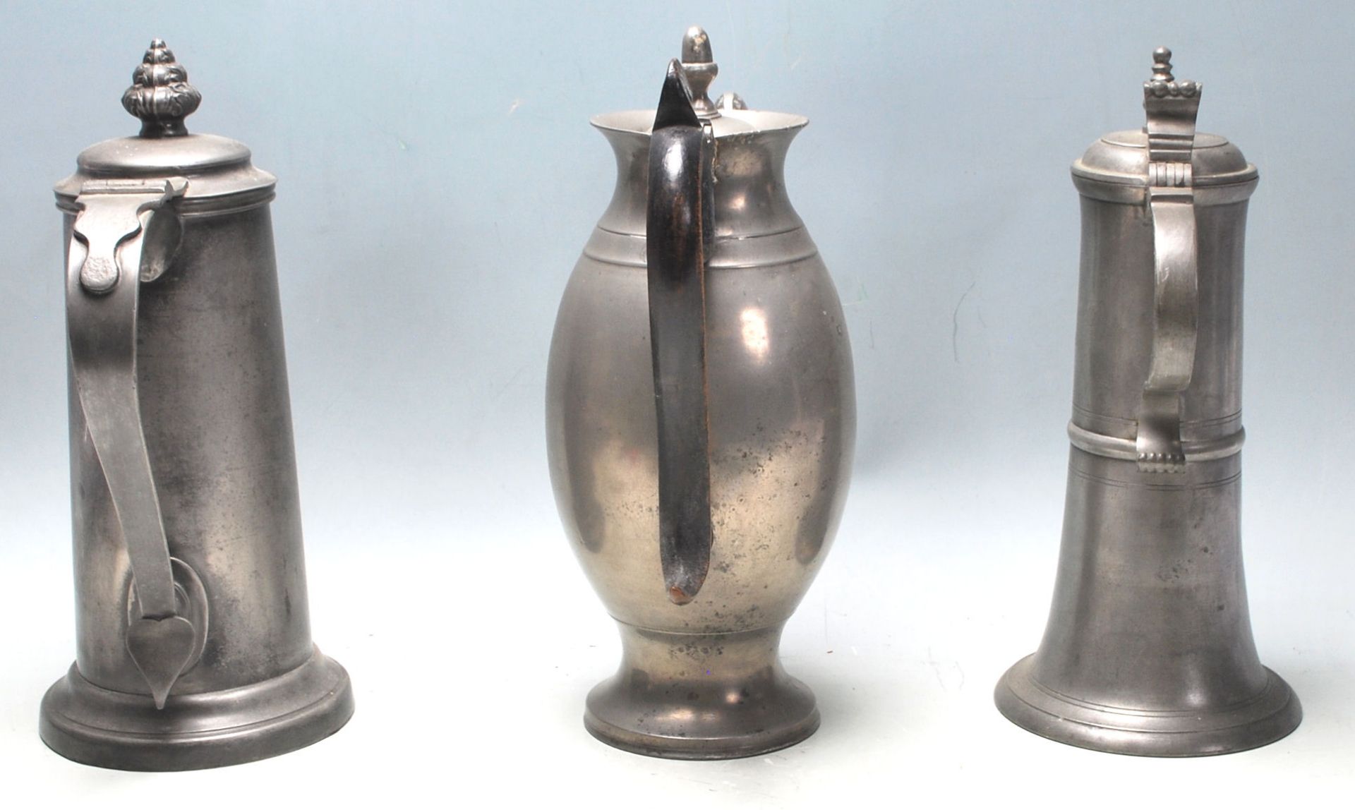 A group of three 19th century pewter jugs having hinged lid with spouted decoration atop. - Bild 4 aus 5