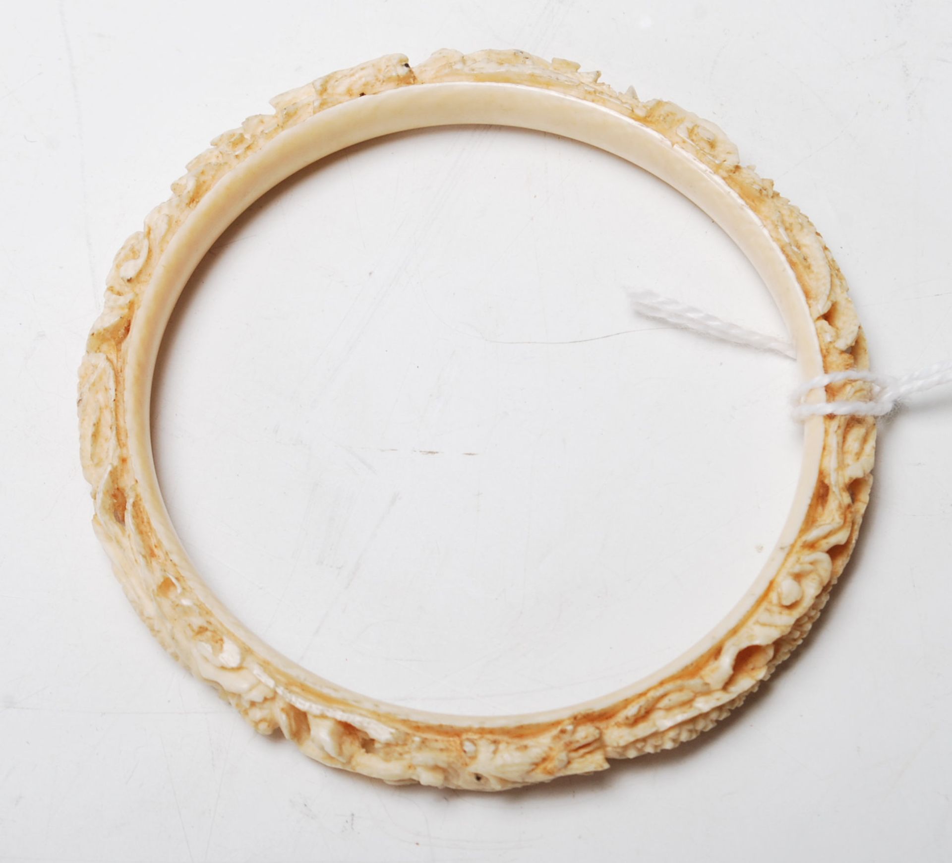 A 19th Century Chinese carved ivory bangle of typical circular form featuring stone inset eyes and a - Bild 5 aus 5