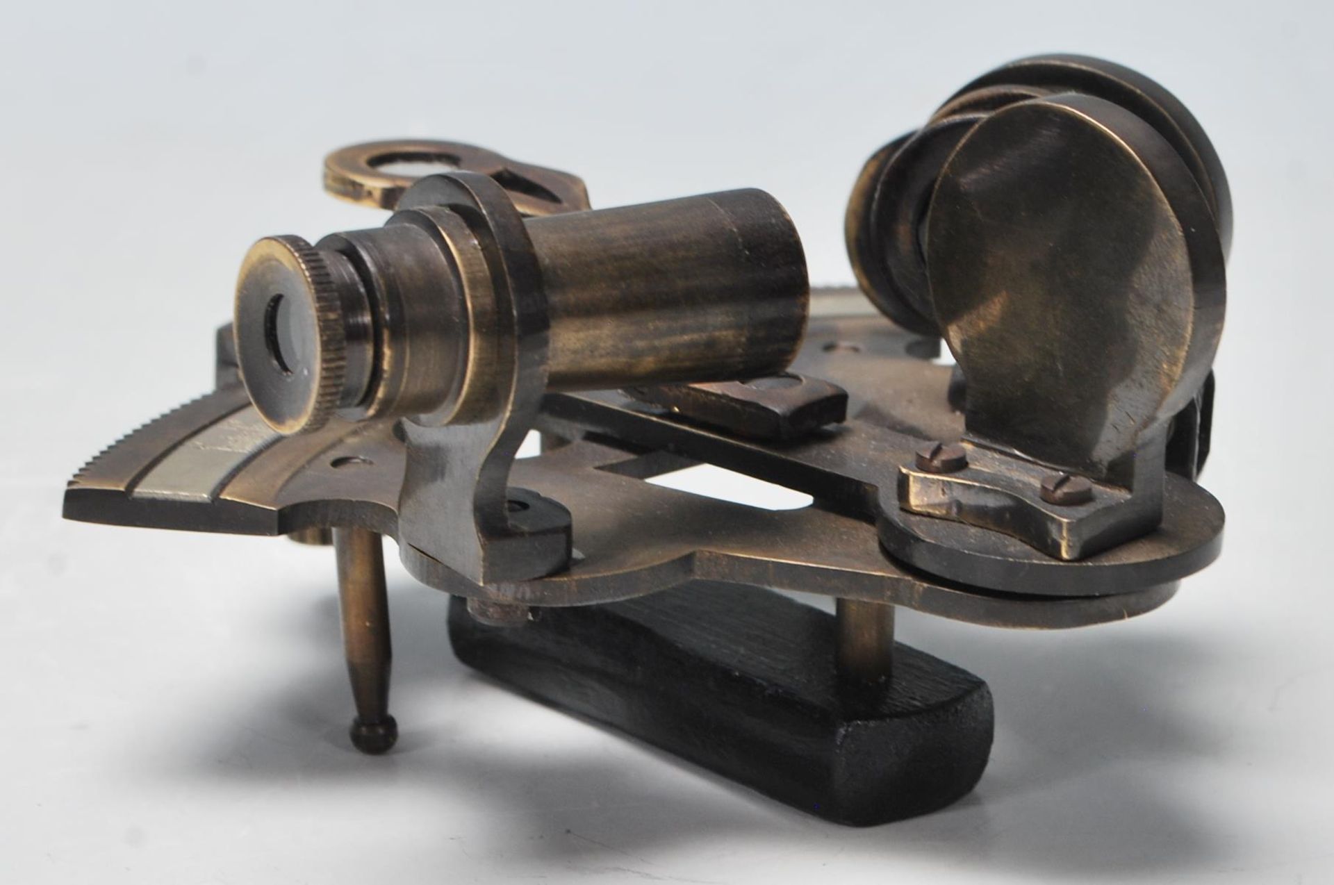 A 20th Century brass ships sextant having a wooden handle with a sighting telescope and horizon - Bild 4 aus 6