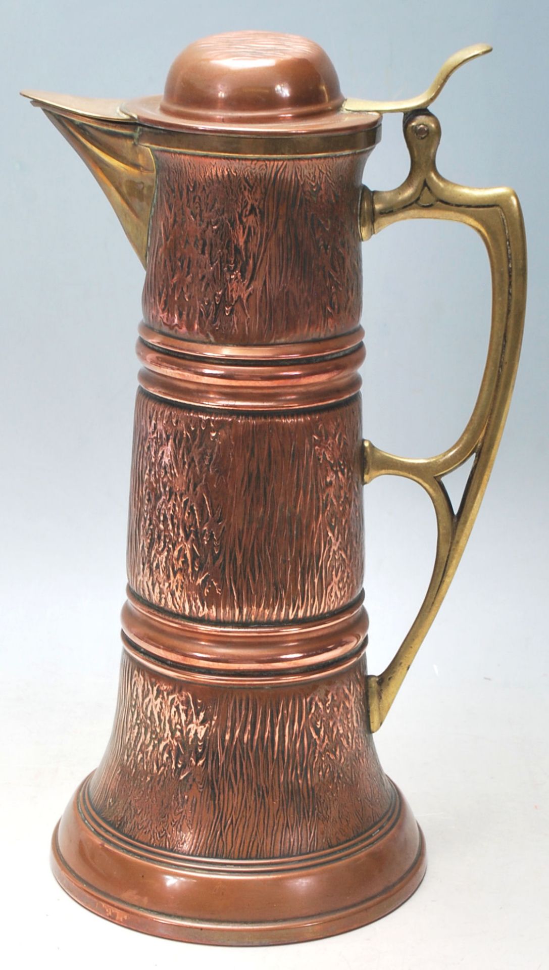 A large late 19th Century / early 20th Century German Art Nouveau copper and brass coffee pot by - Bild 3 aus 7