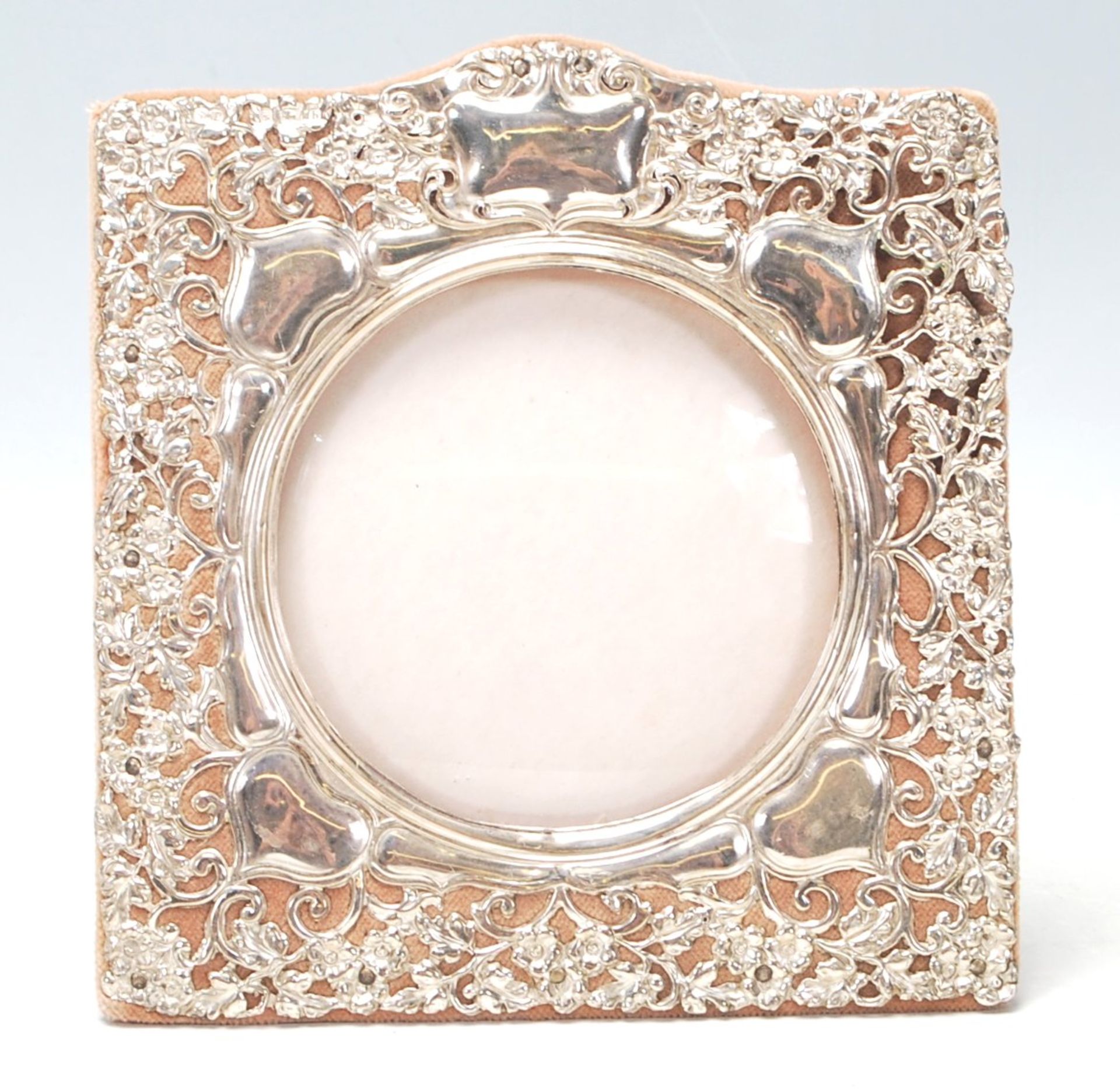 A silver 1901 Birmingham hallmarked photograph frame by Synyer and Beddoes (Harry Synyer & Charles - Bild 2 aus 6