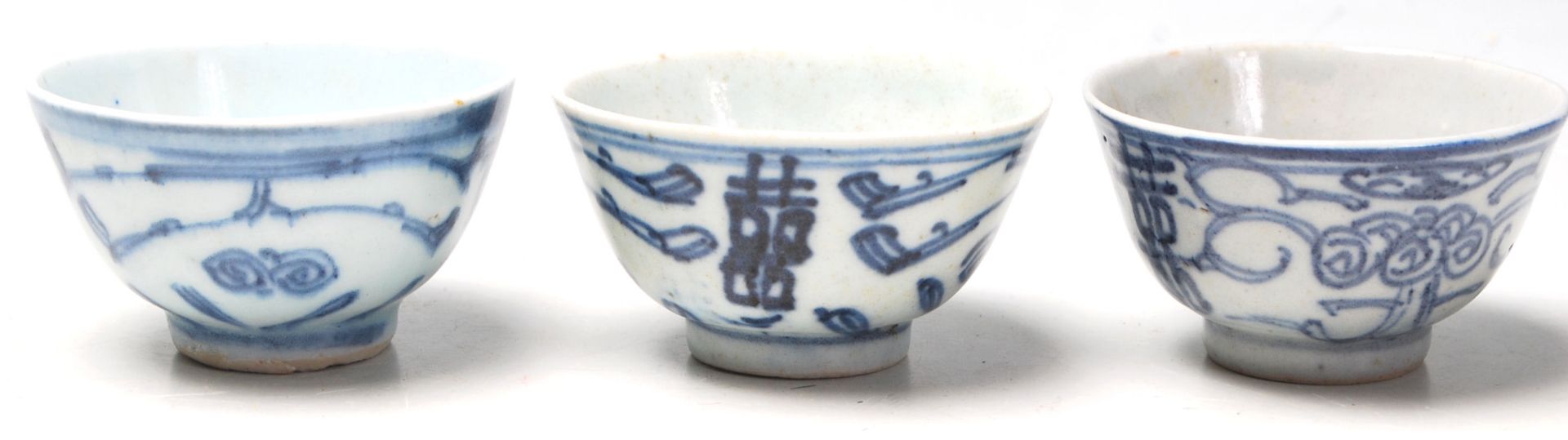 A set of six 19th and 20th century Chinese blue and white tea bowls having hand painted decoration - Bild 5 aus 6