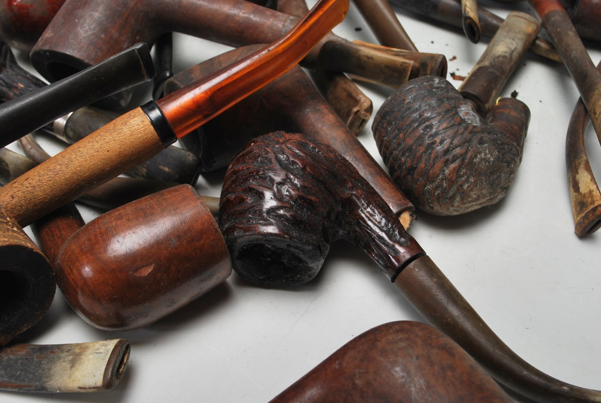 A collection of 15+ early & late 20th century tobacco pipes to include London made examples, - Bild 2 aus 7