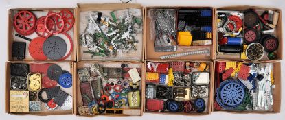 LARGE COLLECTION OF ASSORTED MECCANO BUILDING PARTS