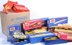COLLECTION OF ASSORTED BOXED 00 GAUGE HORNBY DUBLO ITEMS