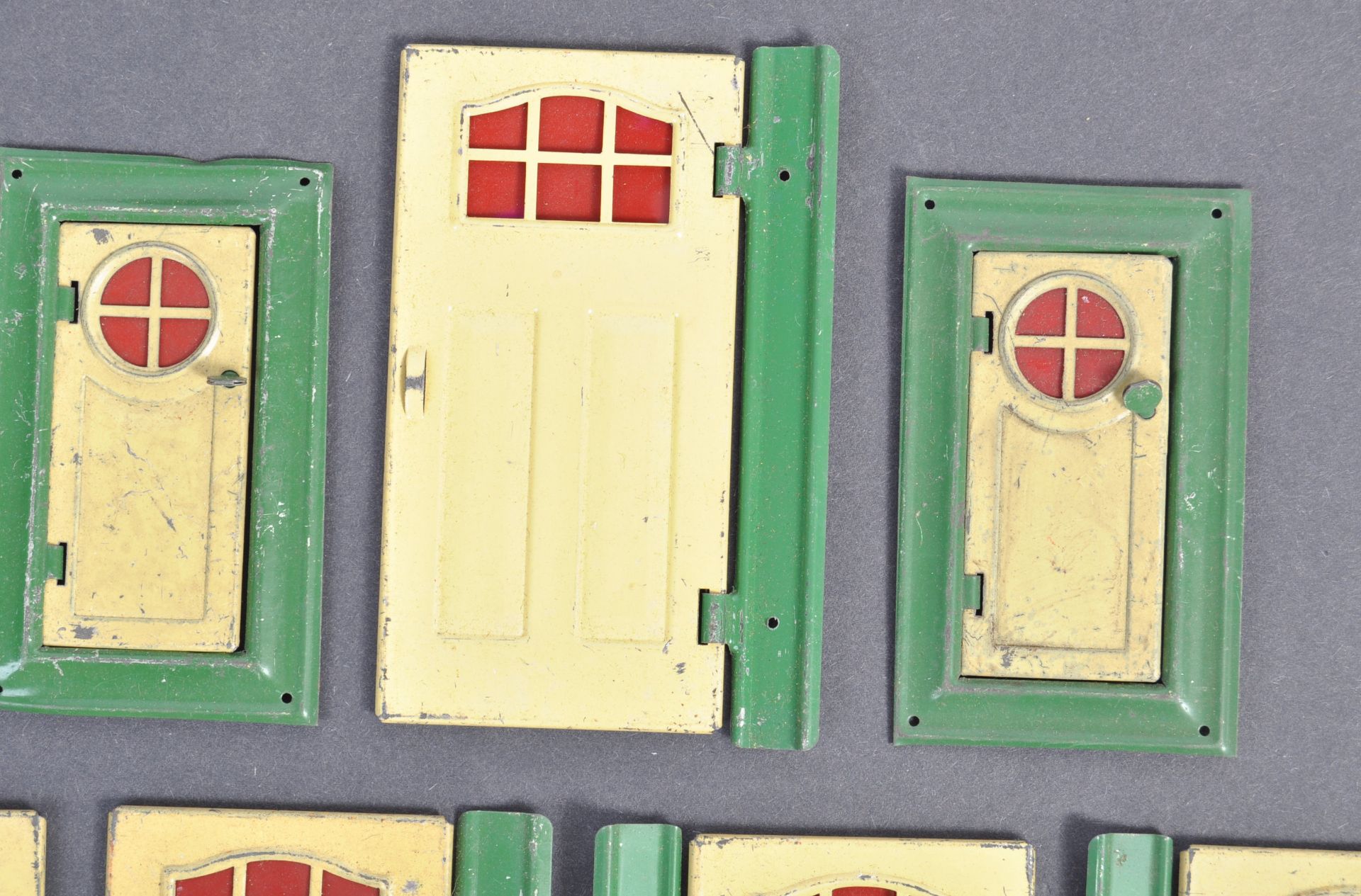 COLLECTION OF VINTAGE TRI-ANG DOLLS HOUSE DOORS / WINDOWS - Bild 3 aus 9