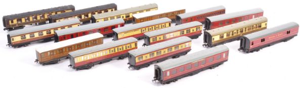 COLLECTION OF HORNBY DUBLO 00 GAUGE CARRIAGES
