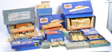 COLLECTION OF BOXED HORNBY DUBLO MODEL RAILWAY ITEMS