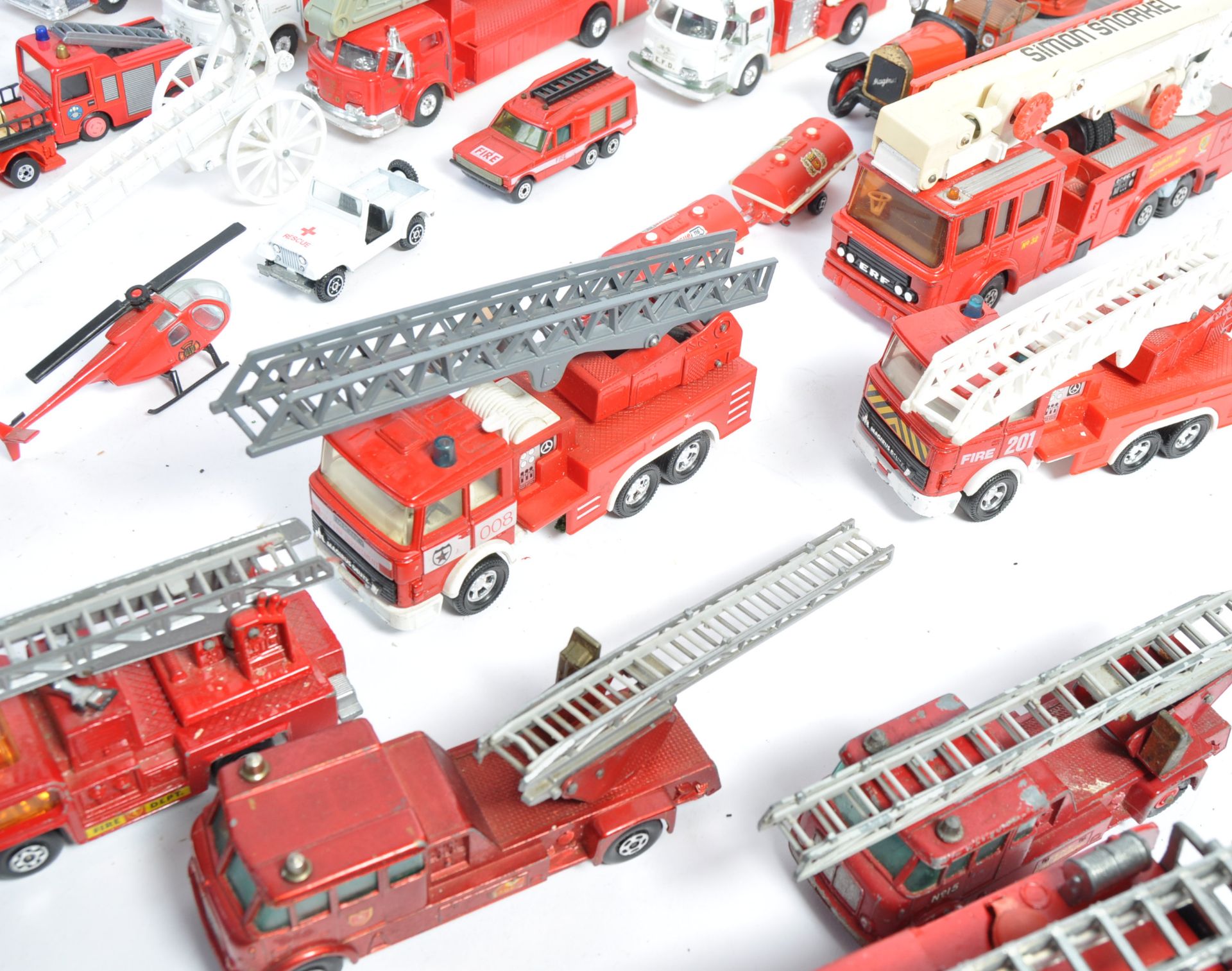 LARGE COLLECTION OF ASSORTED FIRE ENGINE RELATED DIECAST MODELS - Bild 6 aus 6