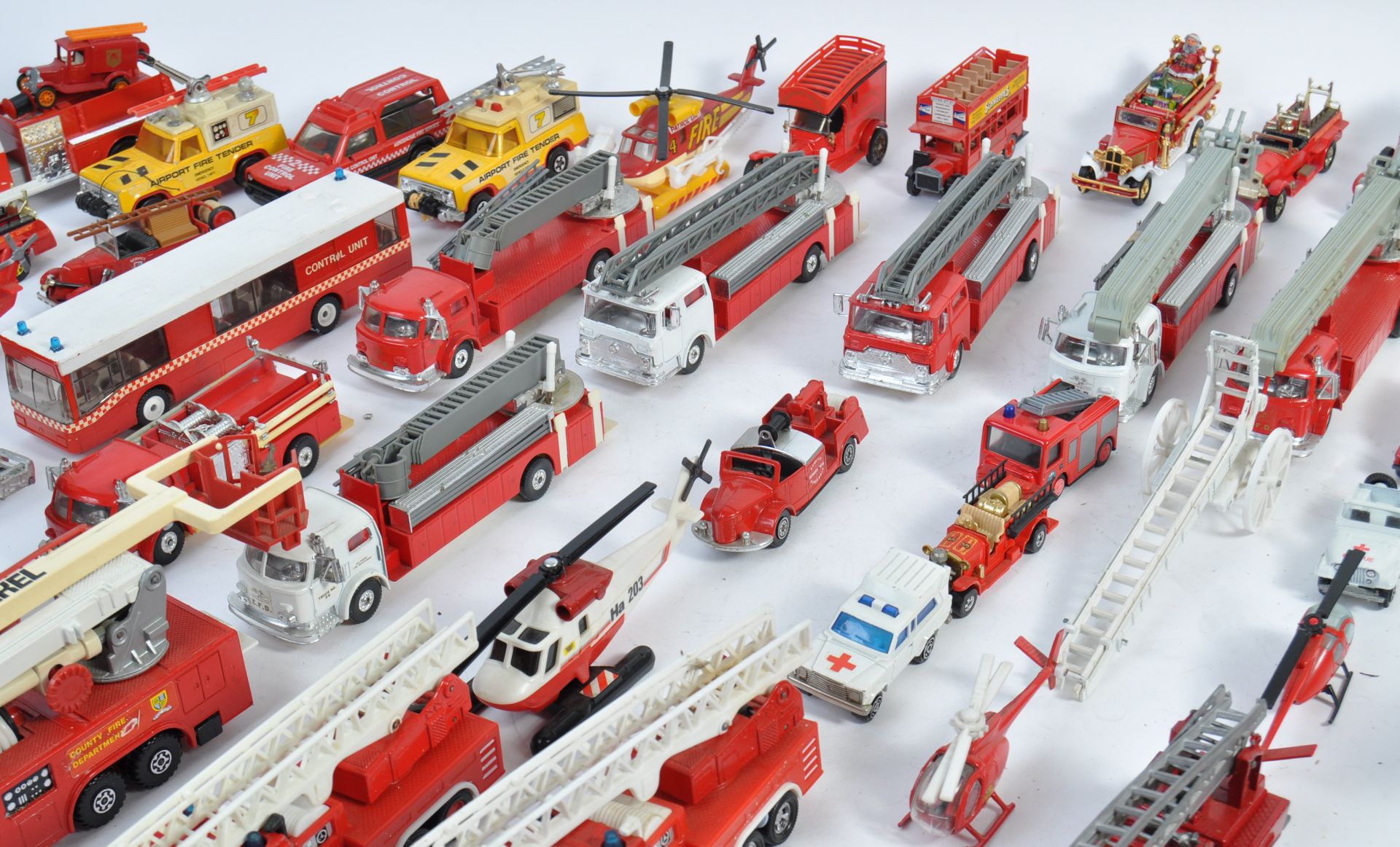 LARGE COLLECTION OF ASSORTED FIRE ENGINE RELATED DIECAST MODELS - Bild 4 aus 6